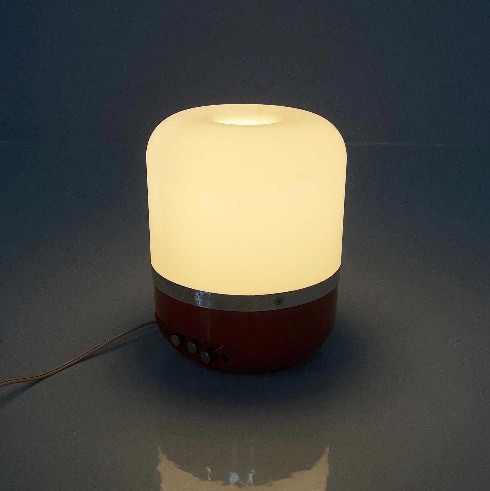 Italienische A Space Age rote Radio-Tischlampe von Adriano Rampoldi für Europhon, 1970er Jahre
Tischleuchte Radio mit rundem Sockel, aus Kunststoff. Der zylindrische Diffusor aus weißem Kunststoff hat im oberen Teil ein Loch. In der Mitte befindet