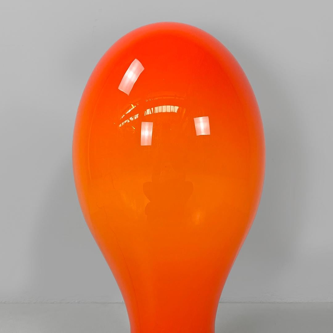 Lampe de table italienne Space Age à base ronde en verre orange par Carlo Nason, 1960s en vente 3