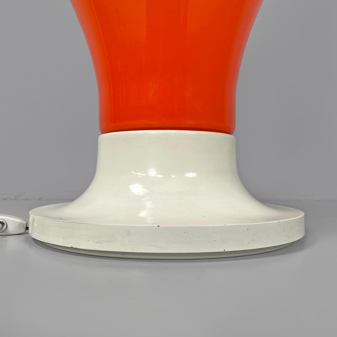Lampe de table italienne Space Age à base ronde en verre orange par Carlo Nason, 1960s en vente 4