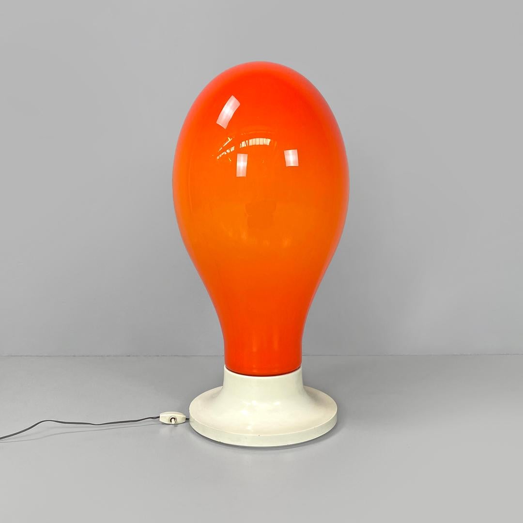 Lampe de table italienne Space Age à base ronde en verre orange par Carlo Nason, 1960s
Lampe de table avec base ronde. L'abat-jour est de forme ovale et allongée en verre orange, qui se rétrécit vers la base en métal blanc. Peut également être