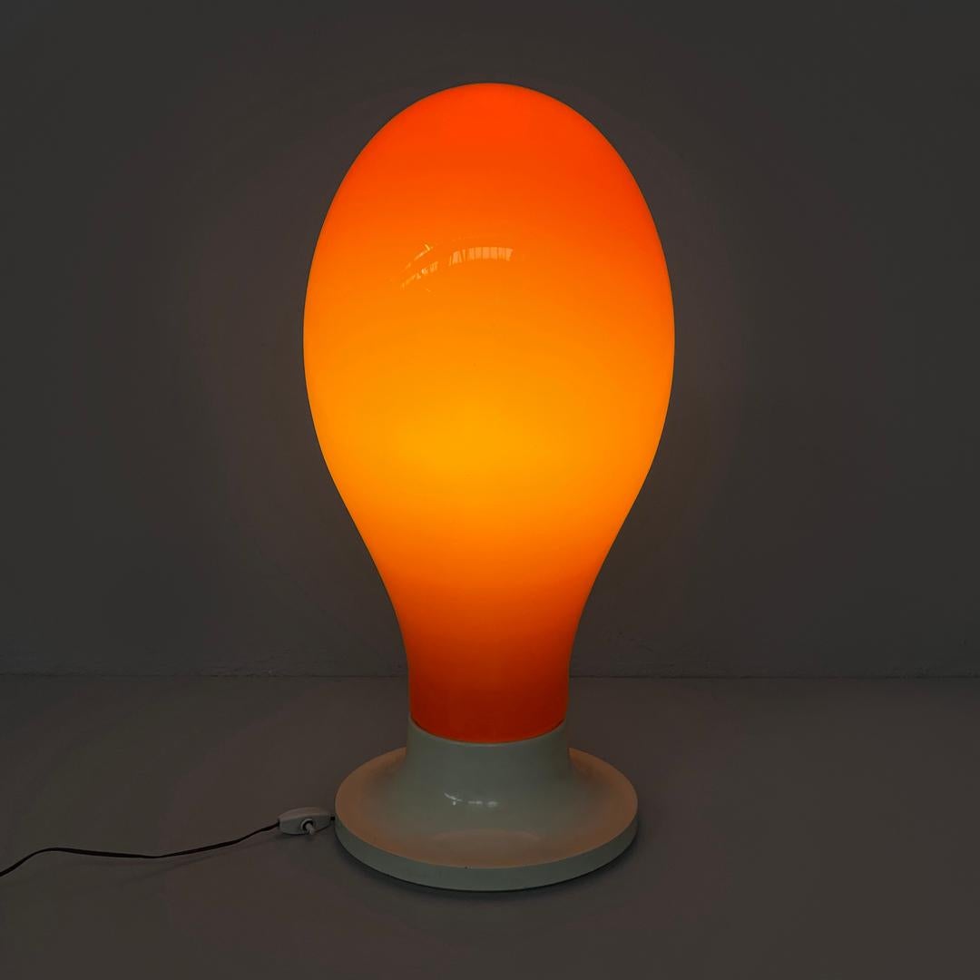 Ère spatiale Lampe de table italienne Space Age à base ronde en verre orange par Carlo Nason, 1960s en vente
