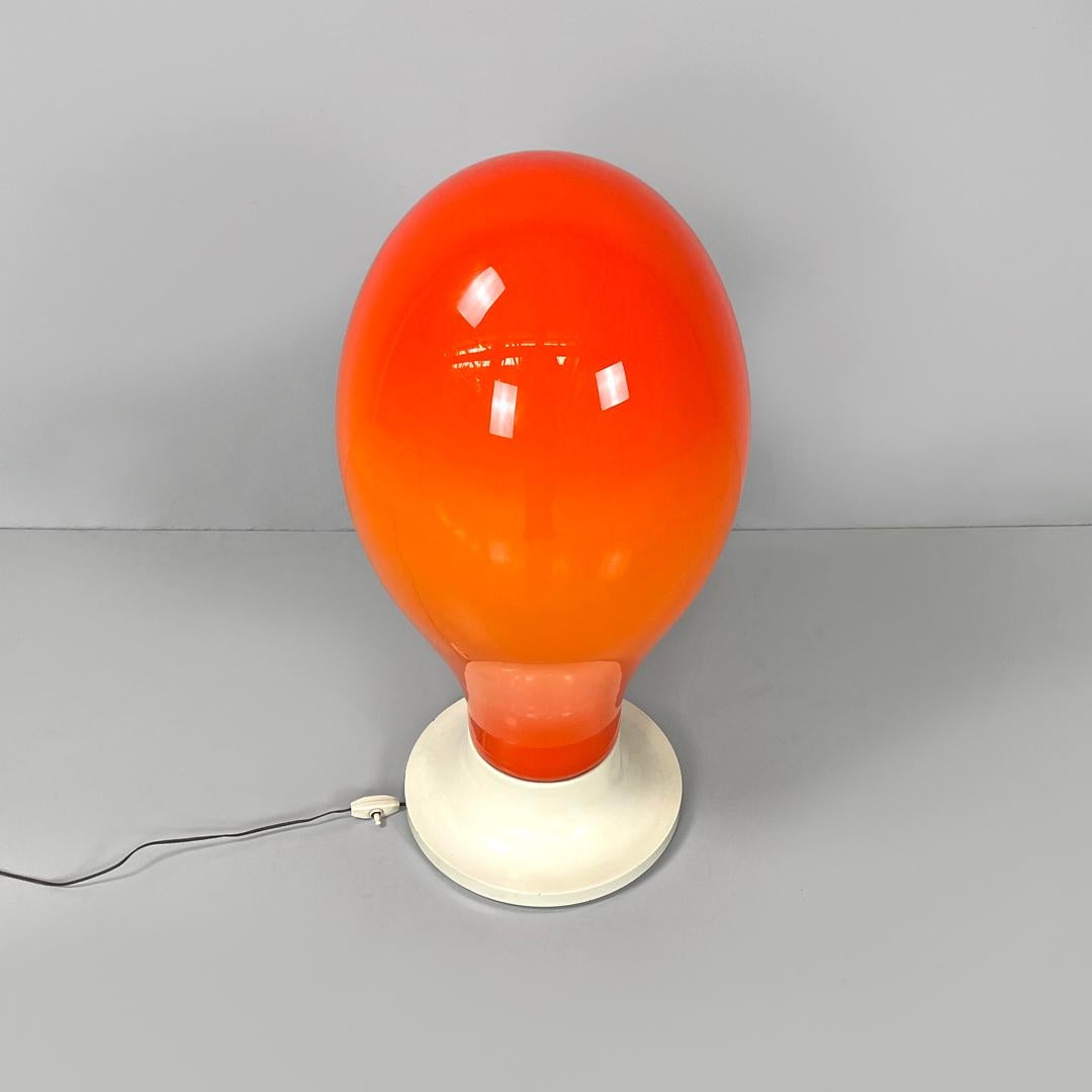 Italian Lampe de table italienne Space Age à base ronde en verre orange par Carlo Nason, 1960s en vente