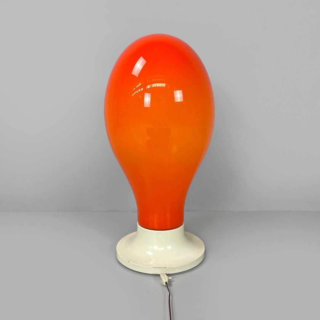 Lampe de table italienne Space Age à base ronde en verre orange par Carlo Nason, 1960s Bon état - En vente à MIlano, IT