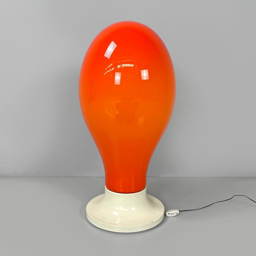 Mid-20th Century Lampe de table italienne Space Age à base ronde en verre orange par Carlo Nason, 1960s en vente
