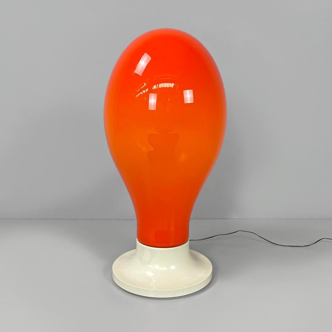 Métal Lampe de table italienne Space Age à base ronde en verre orange par Carlo Nason, 1960s en vente