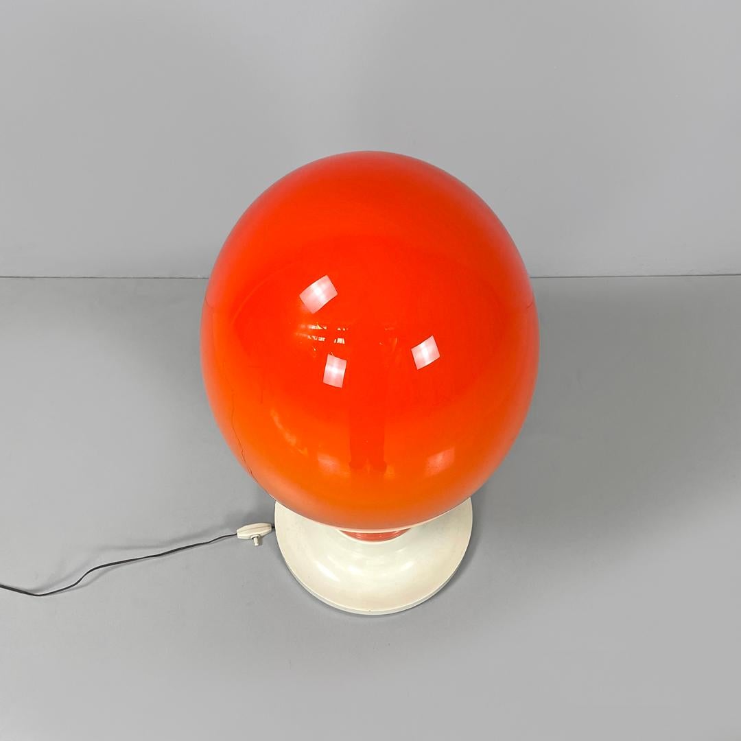 Lampe de table italienne Space Age à base ronde en verre orange par Carlo Nason, 1960s en vente 1