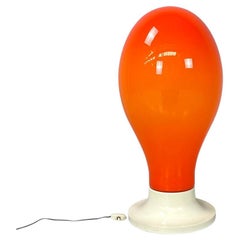 Lámpara de sobremesa italiana Space Age de base redonda y cristal naranja, Carlo Nason, años 60