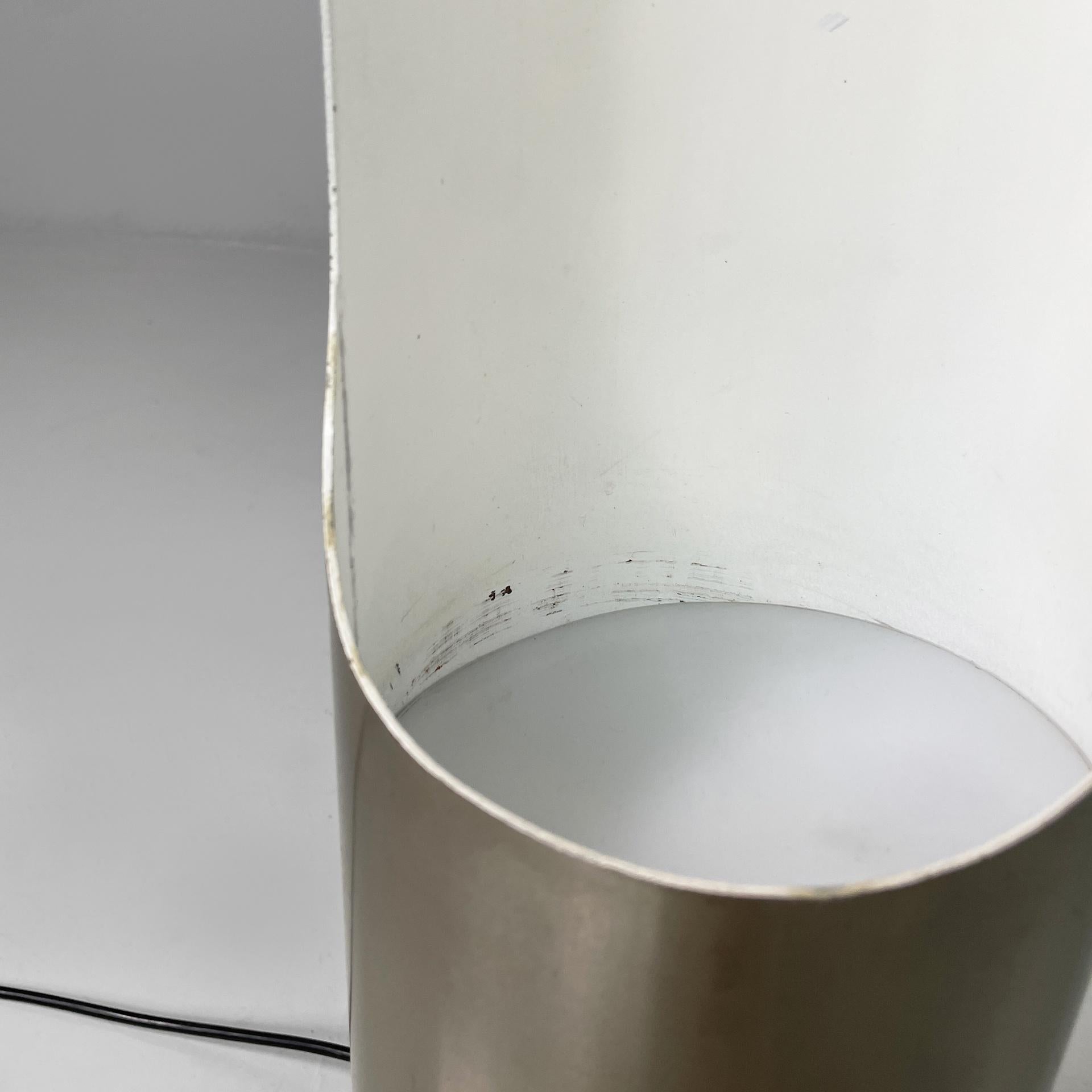 Lámpara de pie italiana Space Age redonda de metal con interior blanco, años 70 en venta 7