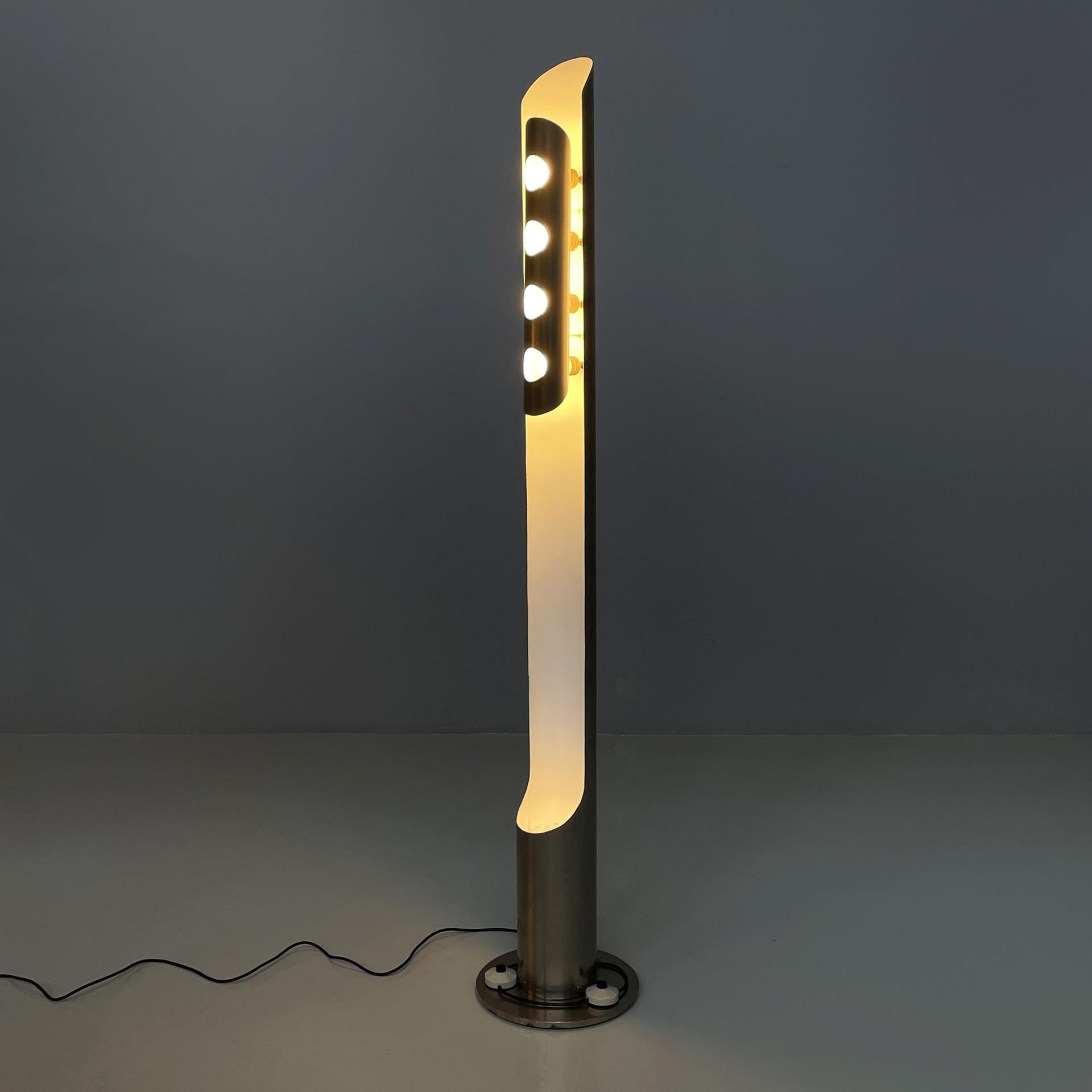 Lámpara de pie italiana Space Age redonda de metal con interior blanco, años 70
Lámpara de pie con base redonda de metal. En la parte superior tiene una chapa curva con cuatro agujeros, en los que se colocan cuatro bombillas. La estructura está