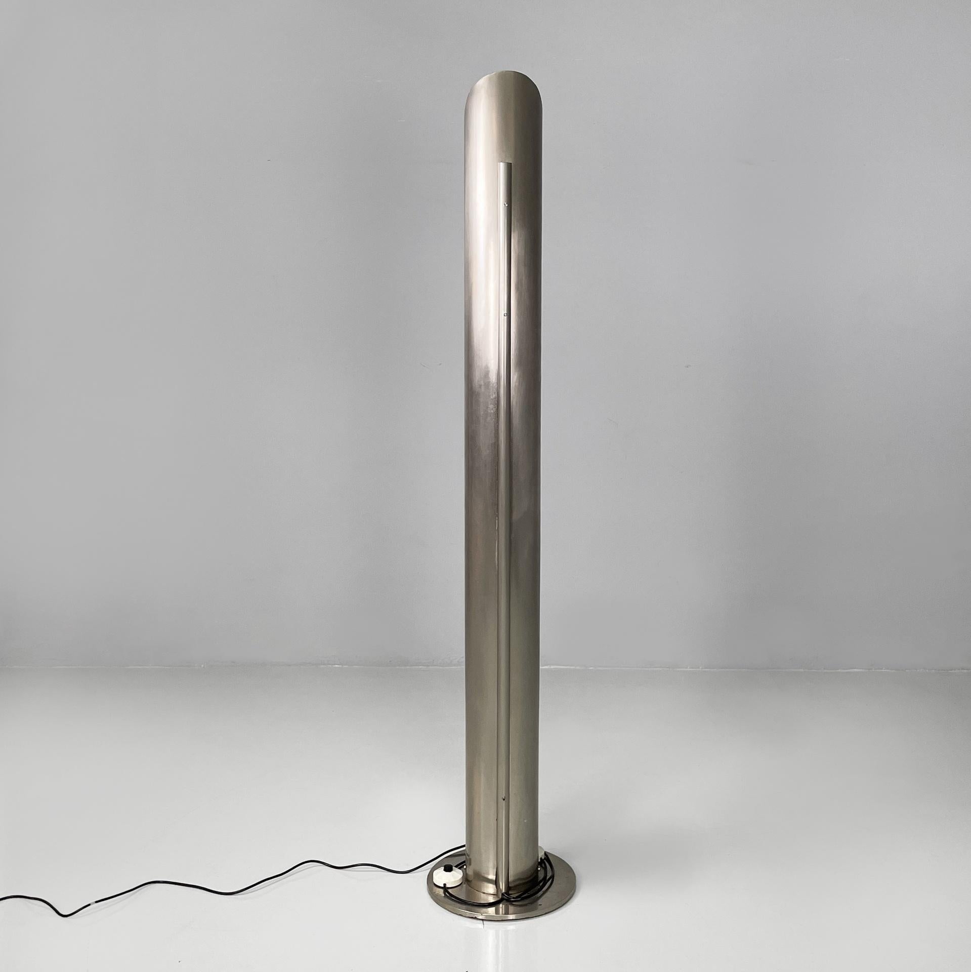 Lámpara de pie italiana Space Age redonda de metal con interior blanco, años 70 en Bueno estado para la venta en MIlano, IT