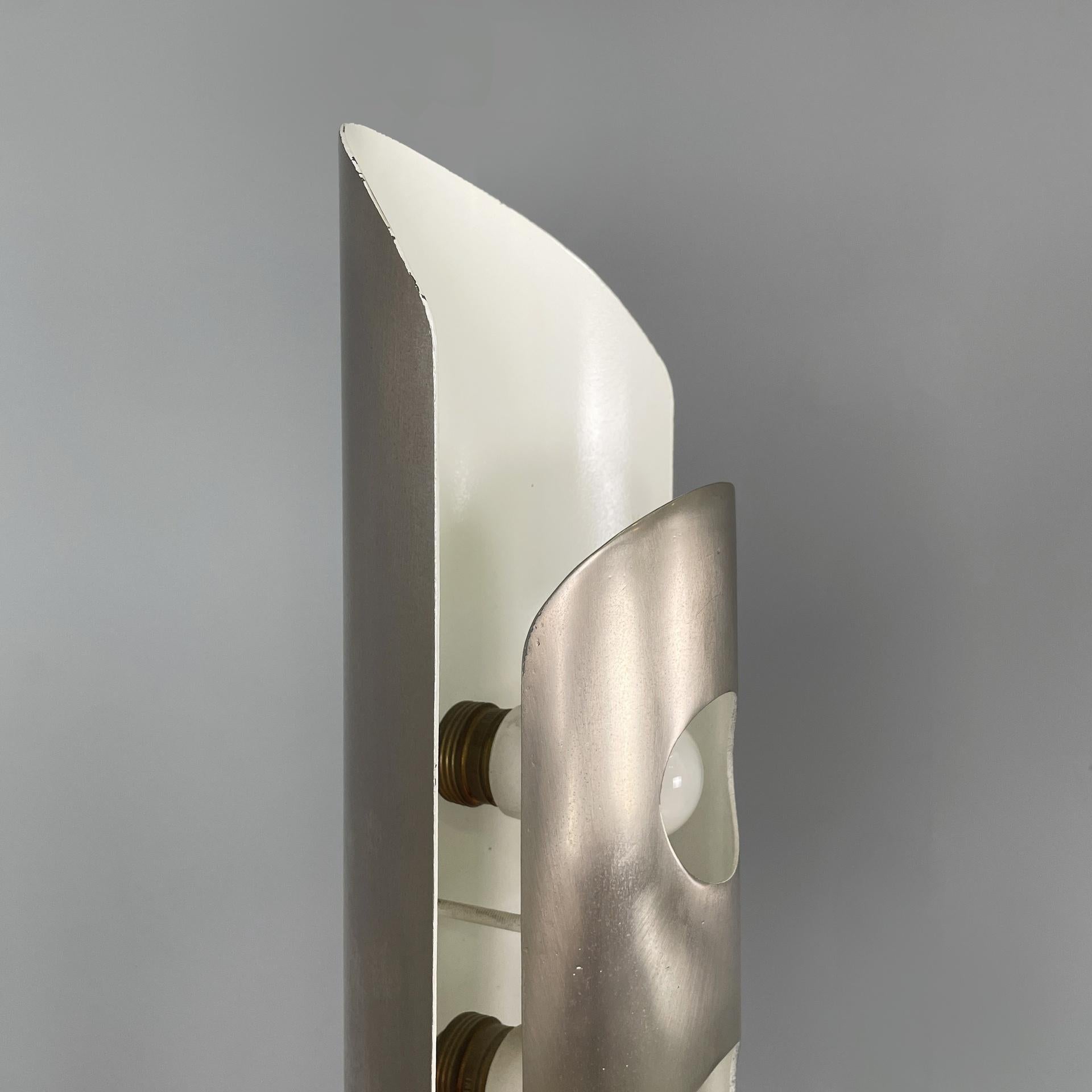 Lámpara de pie italiana Space Age redonda de metal con interior blanco, años 70 Metal en venta