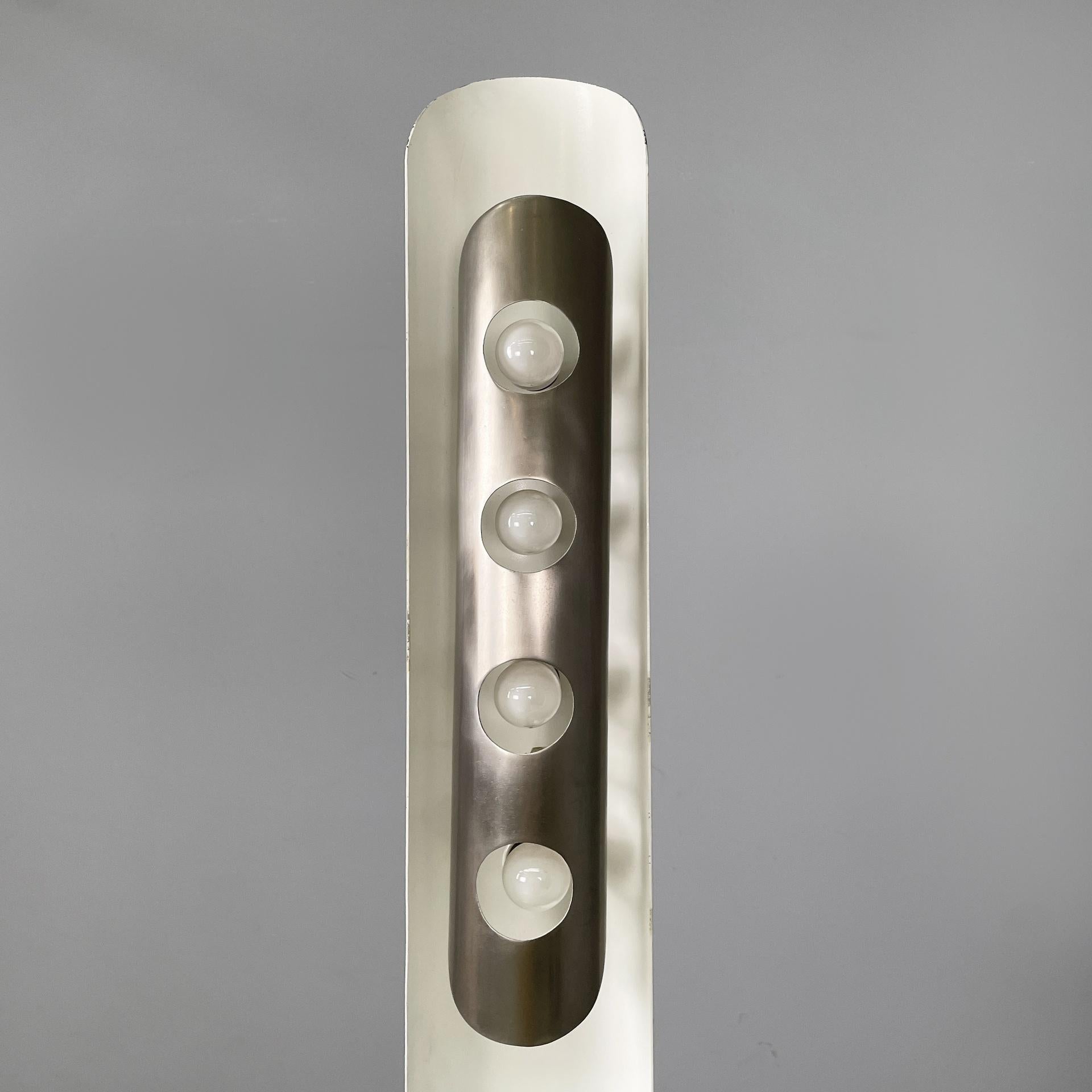 Lámpara de pie italiana Space Age redonda de metal con interior blanco, años 70 en venta 1