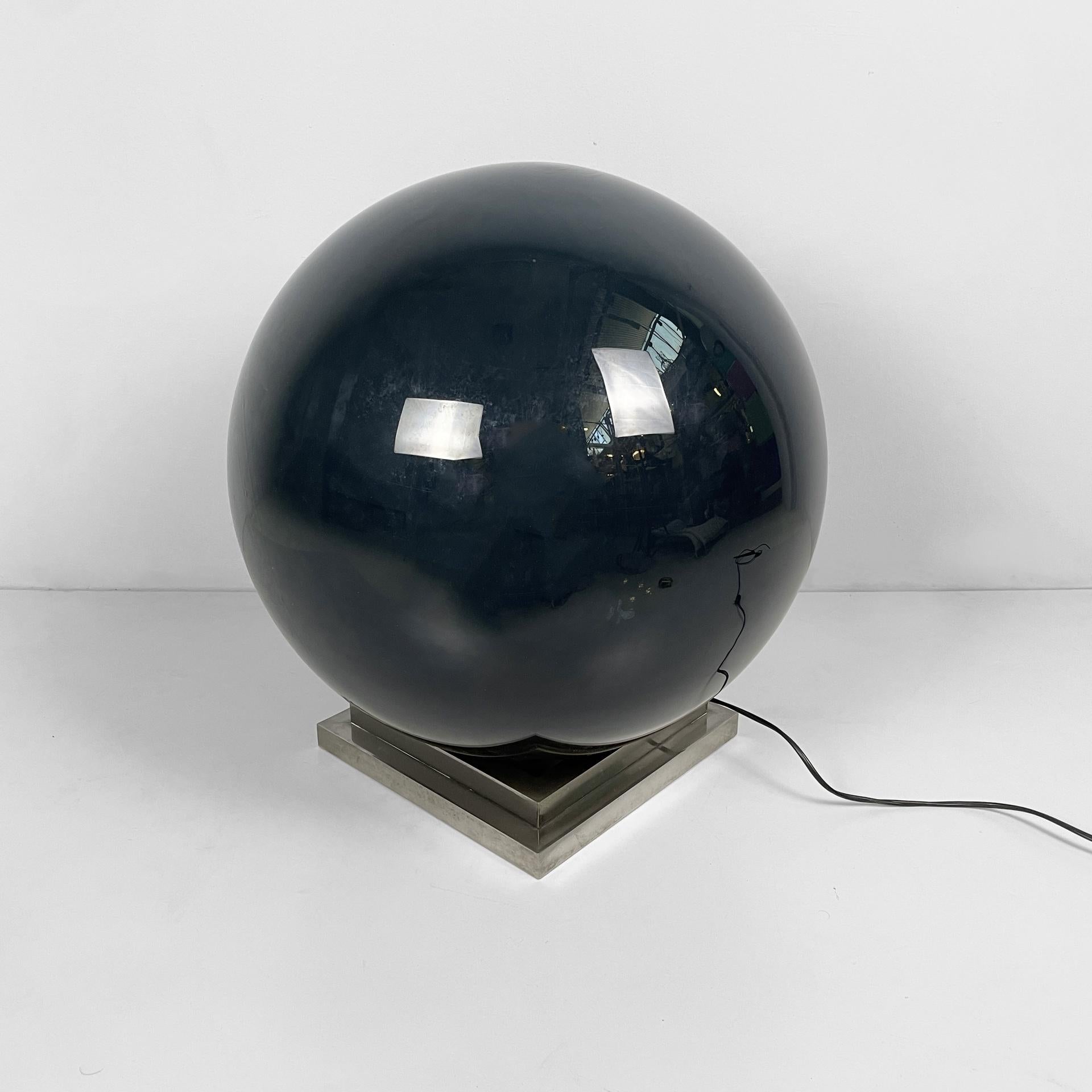 Lampe de table ronde A Space Age en verre soufflé bleu et beige et acier, 1970
Lampe de table avec un abat-jour sphérique en verre soufflé bleu foncé. Lorsque l'ampoule est allumée, le verre bleu devient beige, évoquant une planète. La base carrée
