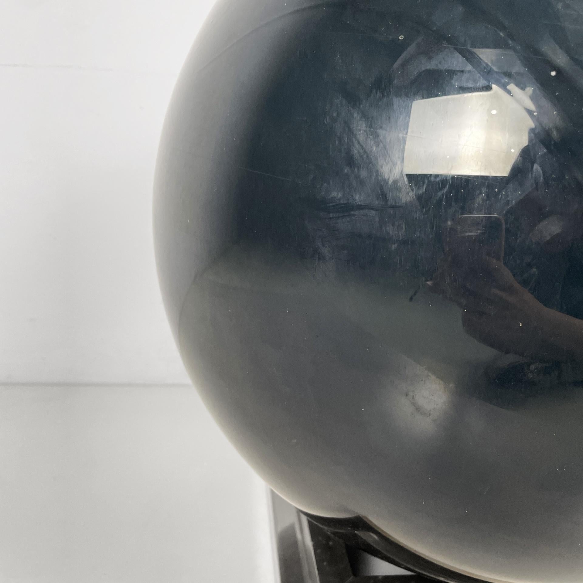 italien Lampe de table ronde A Space Age en verre soufflé bleu et beige et acier, 1970 en vente