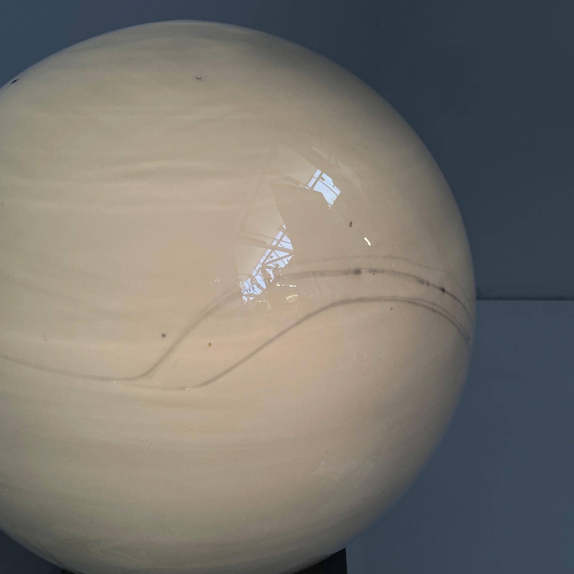 Lampe de table ronde A Space Age en verre soufflé bleu et beige et acier, 1970 Bon état - En vente à MIlano, IT