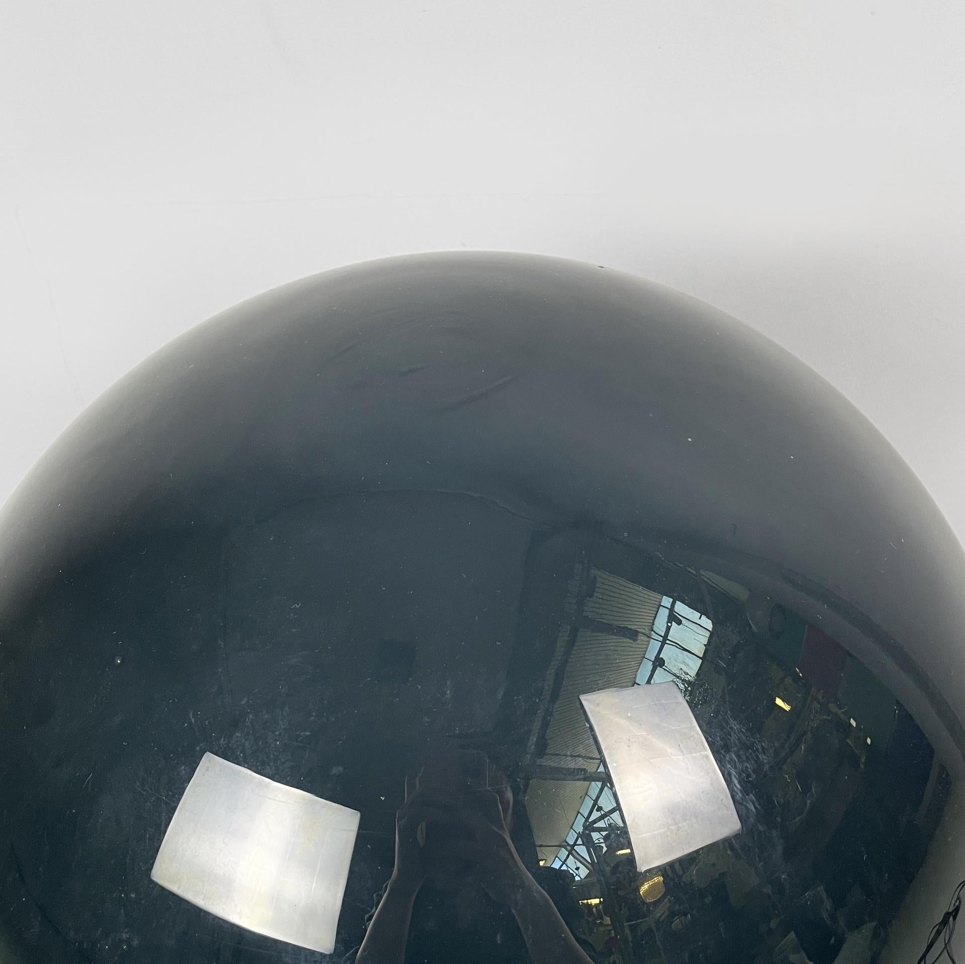 Fin du 20e siècle Lampe de table ronde A Space Age en verre soufflé bleu et beige et acier, 1970 en vente