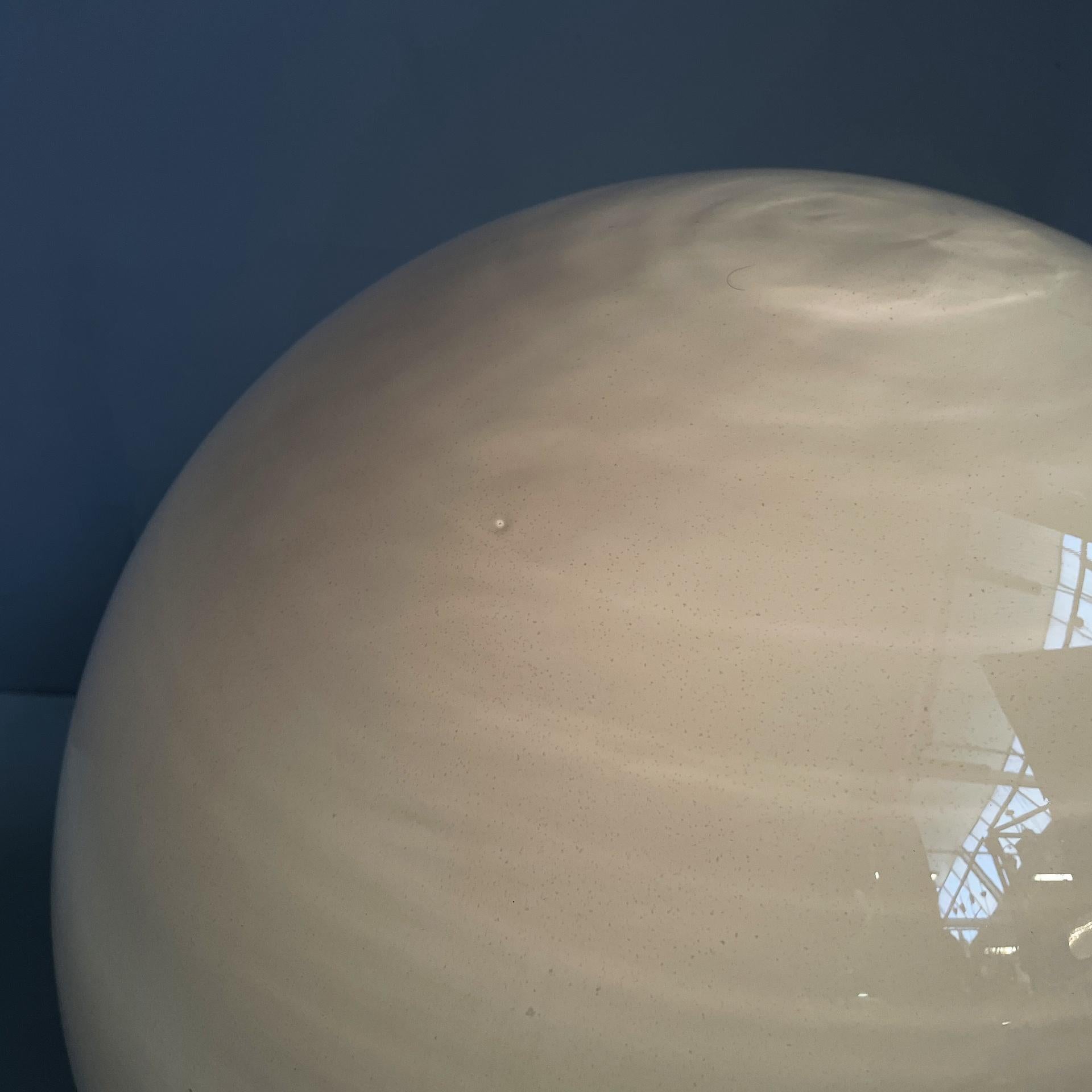 Lampe de table ronde A Space Age en verre soufflé bleu et beige et acier, 1970 en vente 1