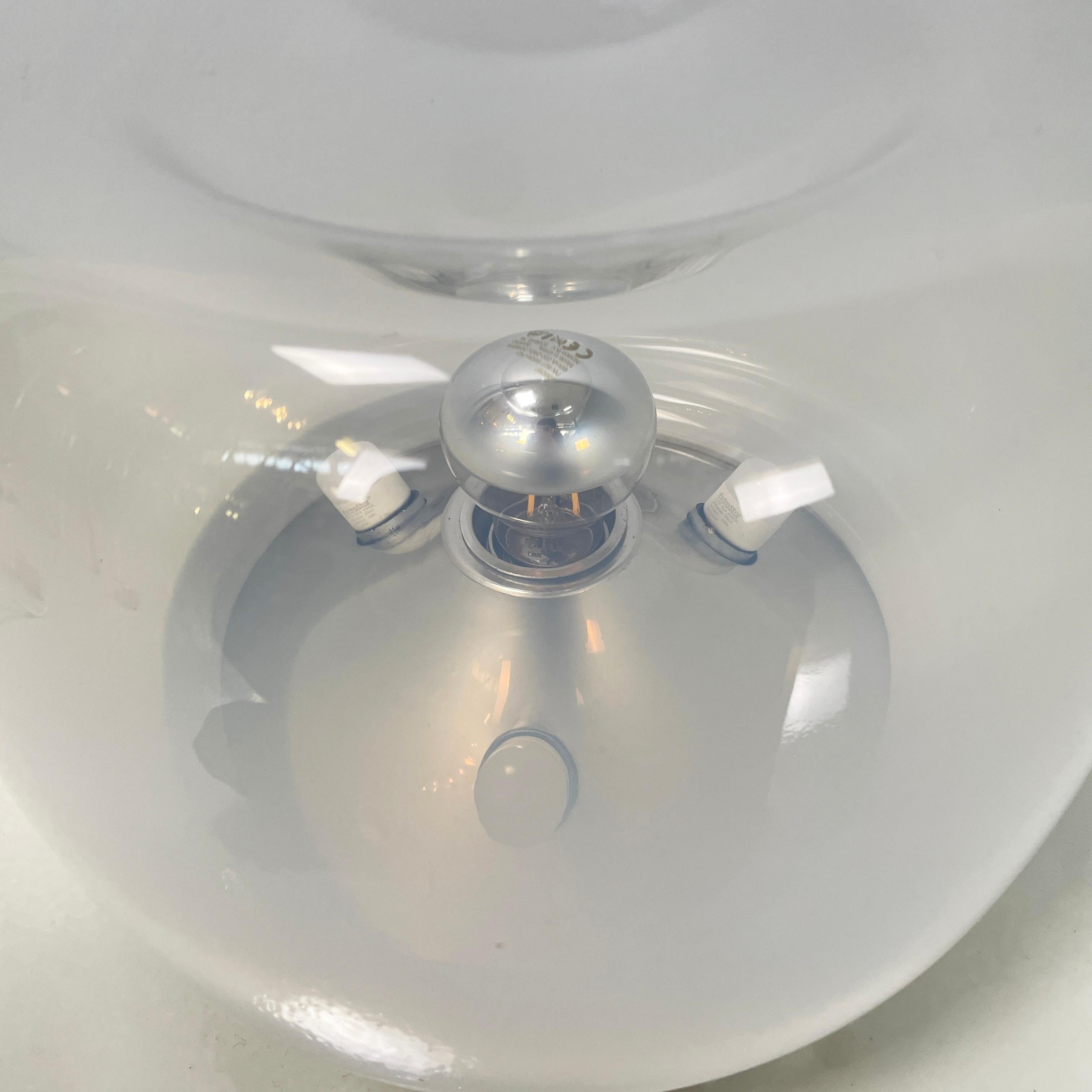 Lampe de table ronde italienne de l'ère spatiale en métal opalin et verre transparent, 1970 en vente 3