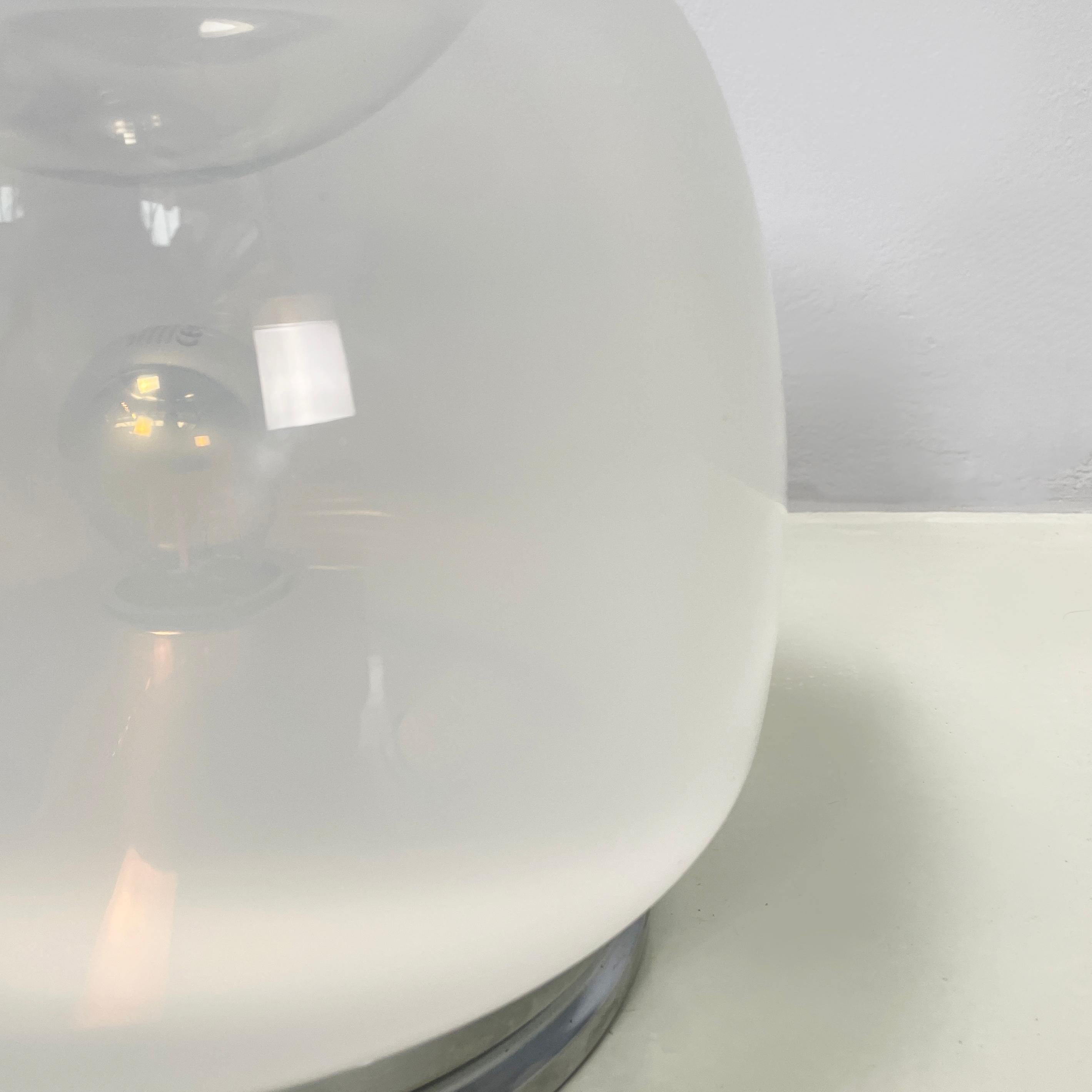 Lampe de table ronde italienne de l'ère spatiale en métal opalin et verre transparent, 1970 en vente 4