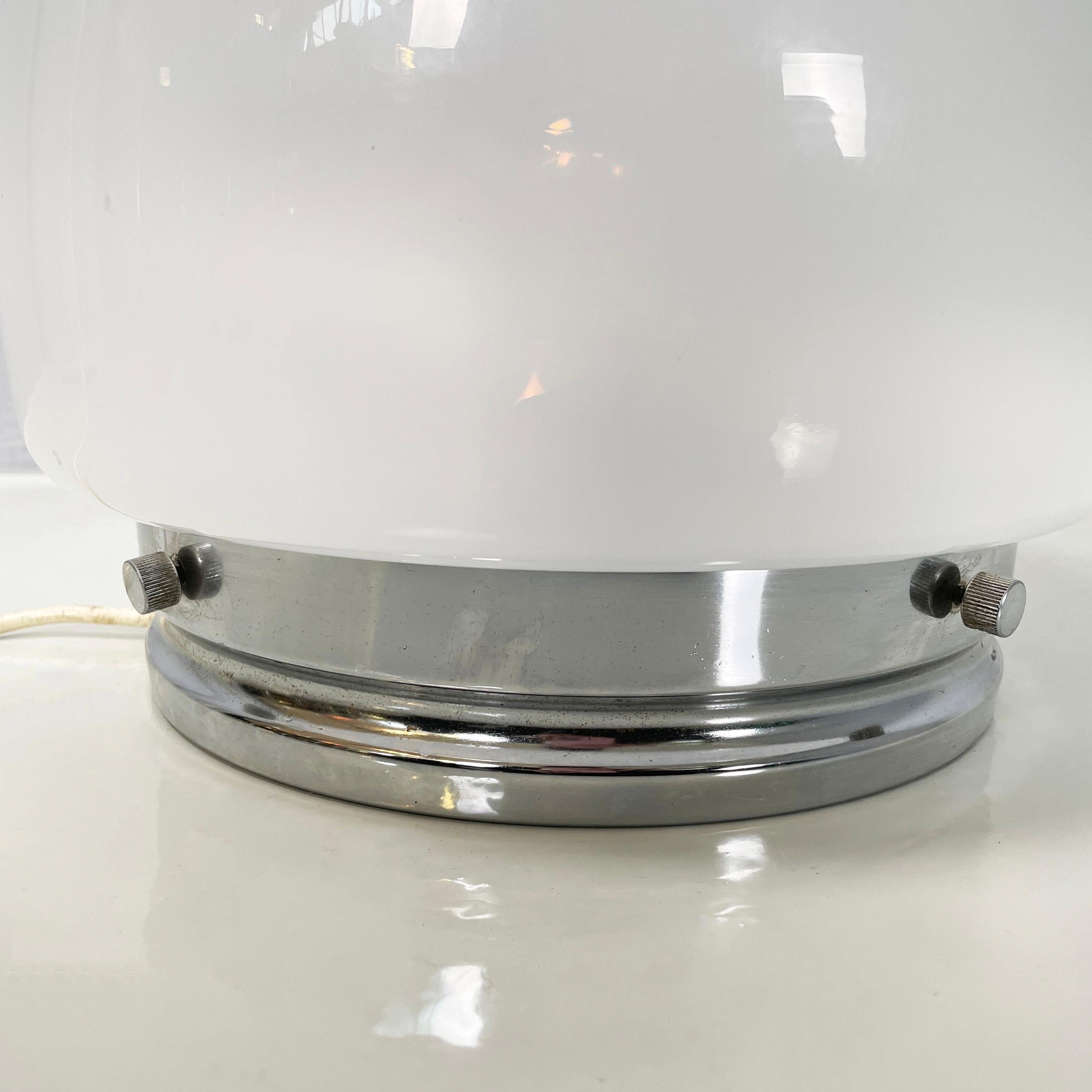 Lampe de table ronde italienne de l'ère spatiale en métal opalin et verre transparent, 1970 en vente 5