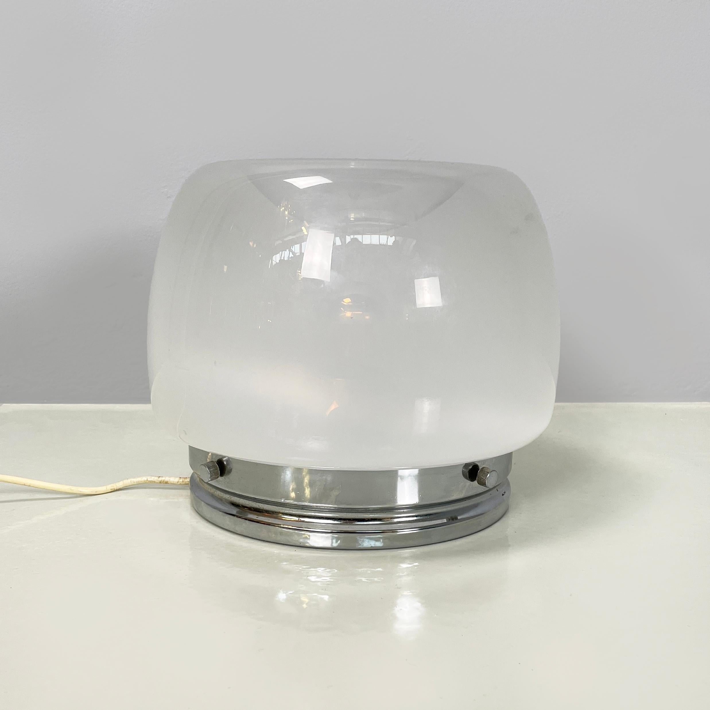 Lampe de table ronde italienne de l'ère spatiale en métal opalin et verre transparent, 1970 Bon état - En vente à MIlano, IT