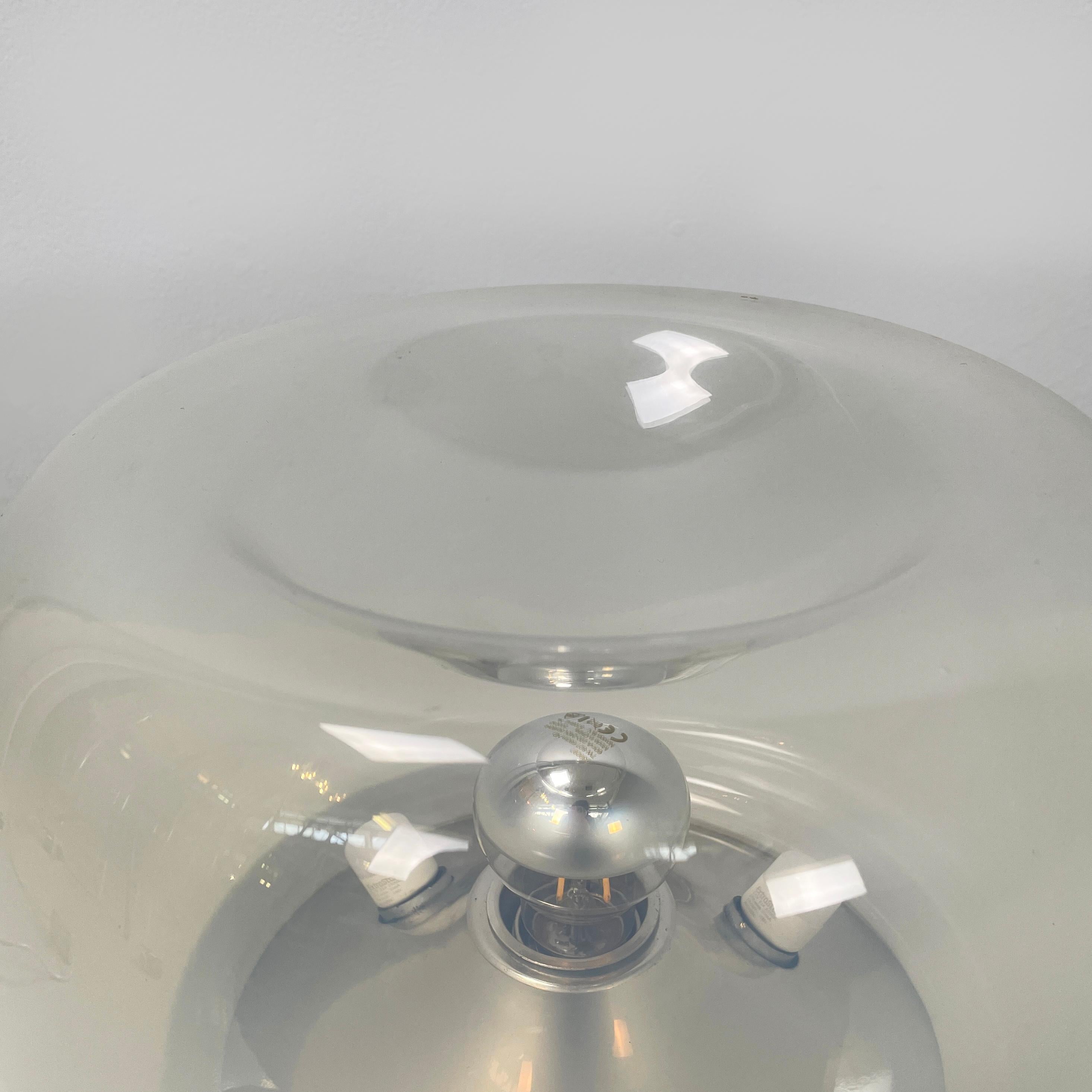 Métal Lampe de table ronde italienne de l'ère spatiale en métal opalin et verre transparent, 1970 en vente