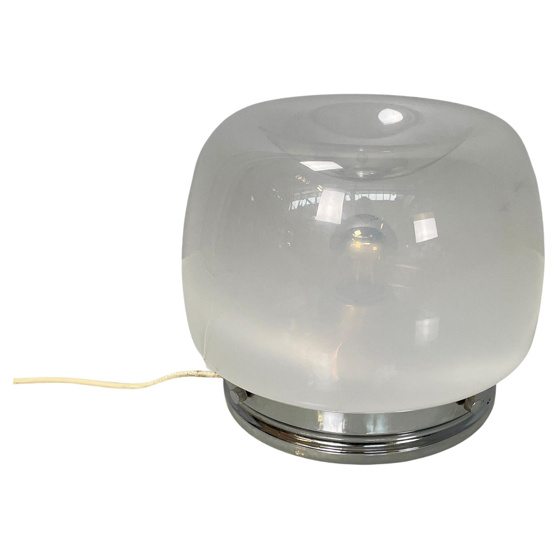 Lampe de table ronde italienne de l'ère spatiale en métal opalin et verre transparent, 1970 en vente
