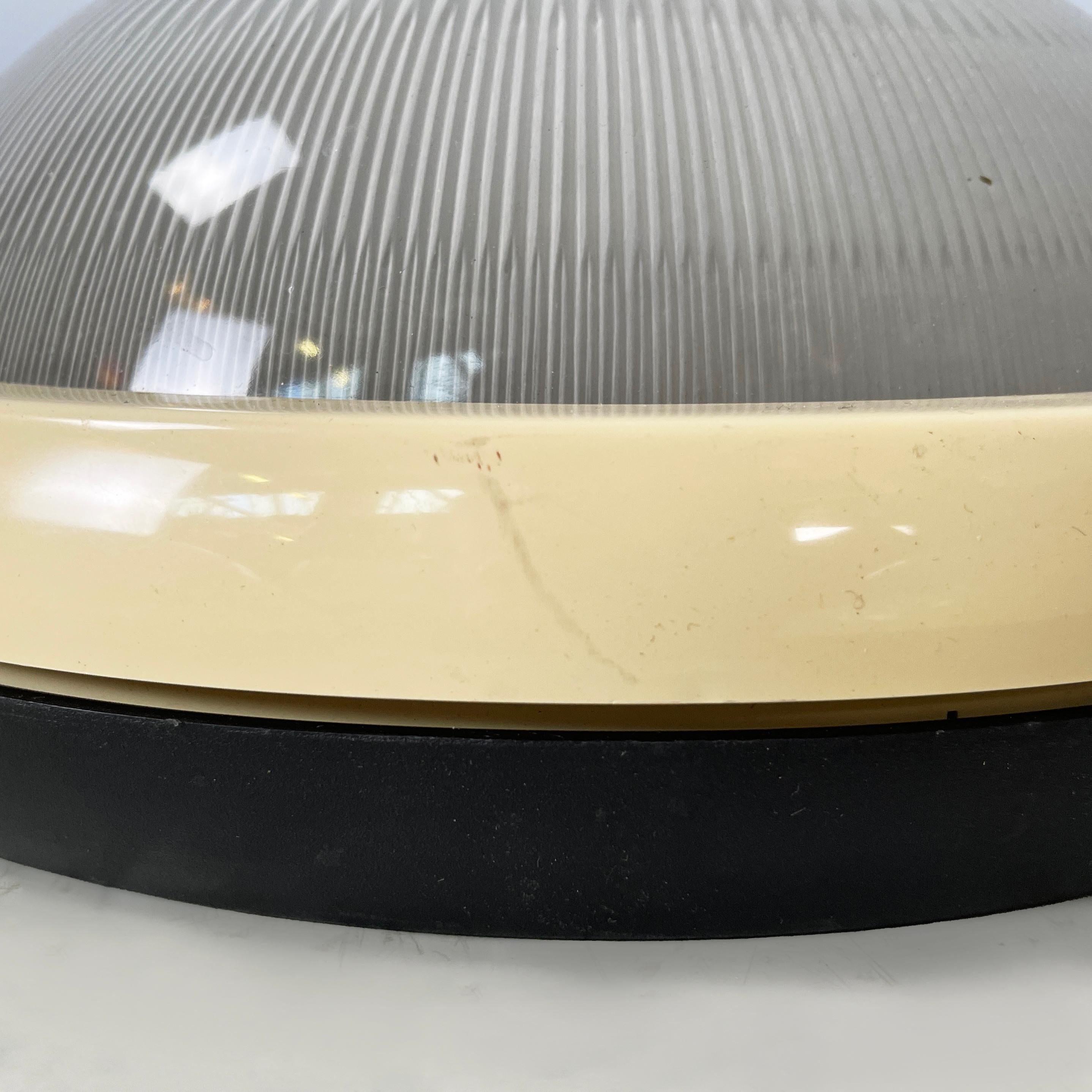 Lampade da parete rotonde dell'era spaziale italiana con  vetro stampato e plastica, anni '70 in vendita 3