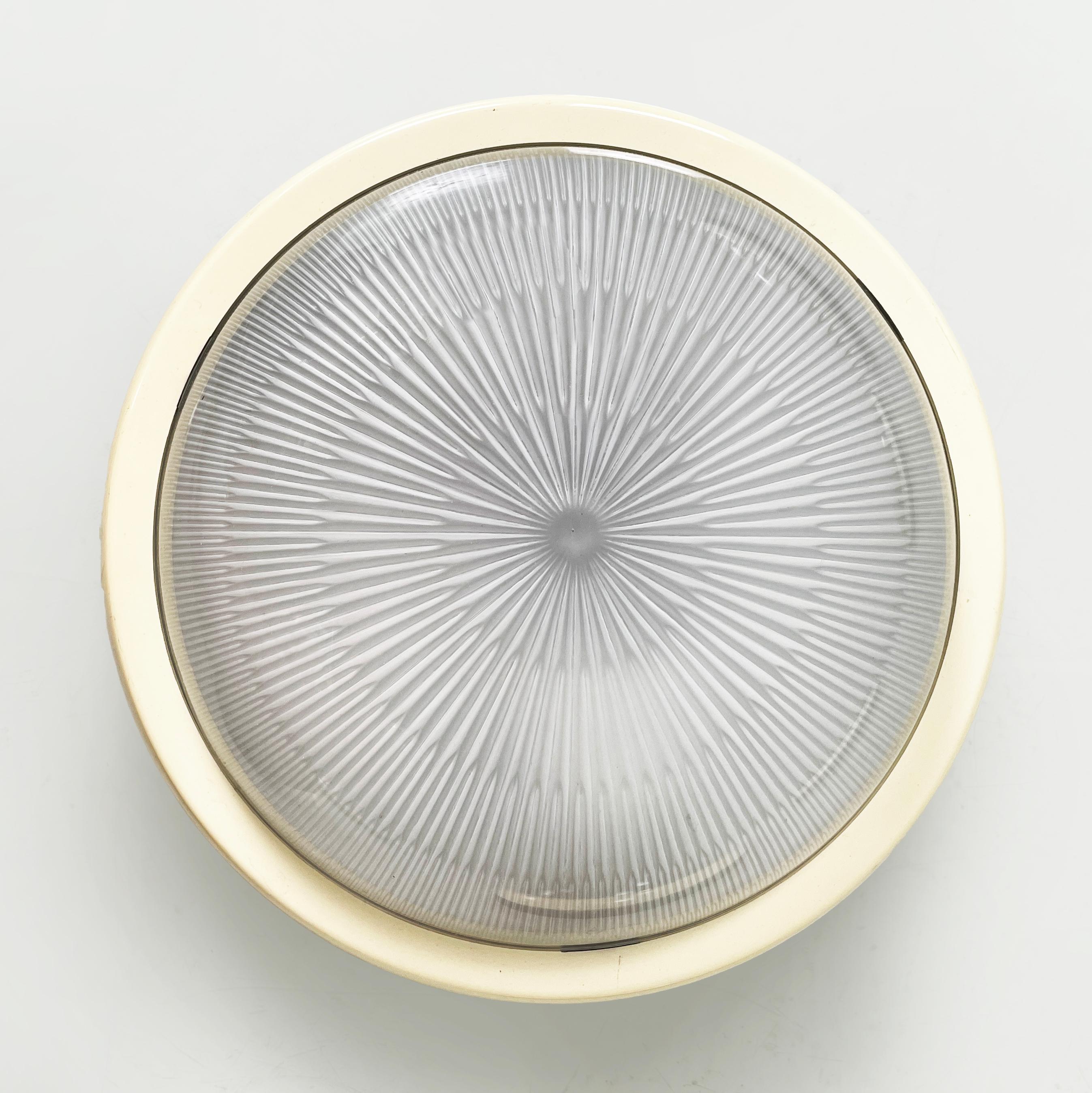Lampade da parete rotonde dell'era spaziale italiana con  vetro stampato e plastica, anni '70 In condizioni buone in vendita a MIlano, IT