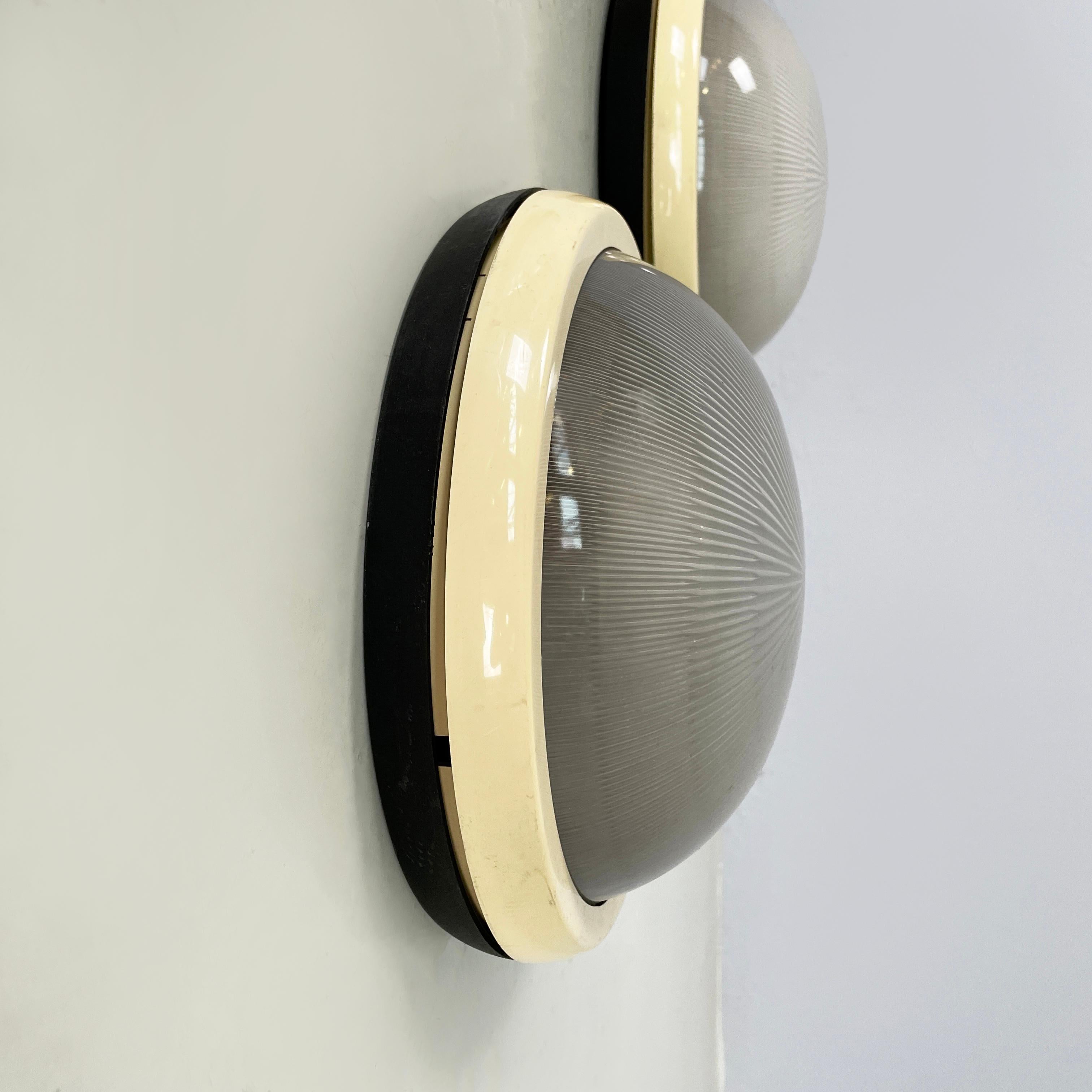 Fine XX secolo Lampade da parete rotonde dell'era spaziale italiana con  vetro stampato e plastica, anni '70 in vendita