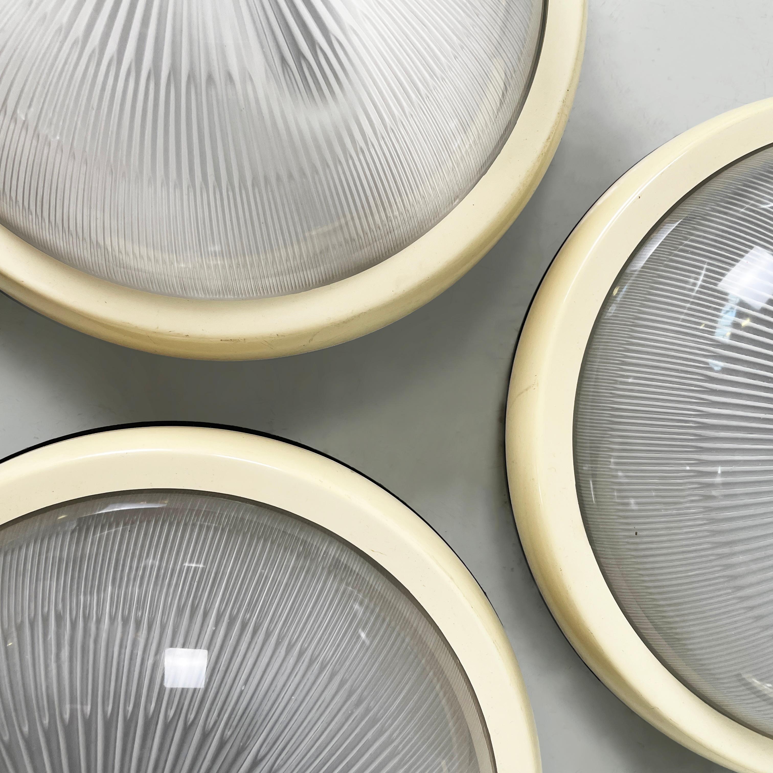 Vetro Lampade da parete rotonde dell'era spaziale italiana con  vetro stampato e plastica, anni '70 in vendita