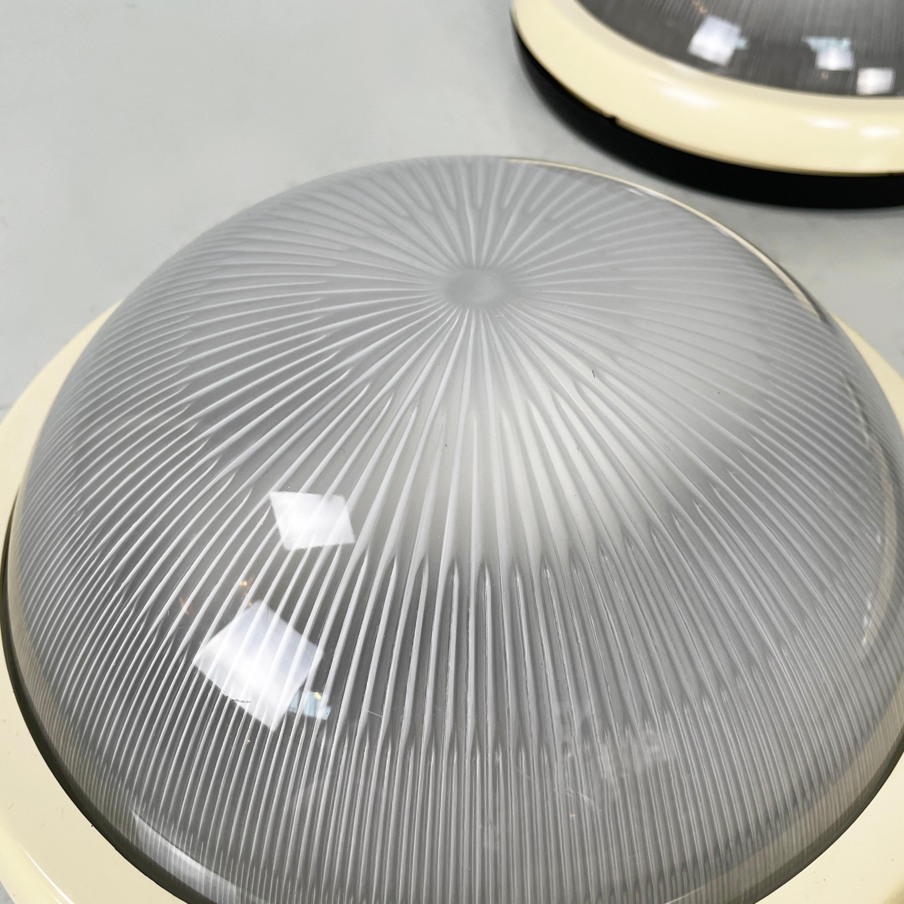 Lampade da parete rotonde dell'era spaziale italiana con  vetro stampato e plastica, anni '70 in vendita 1