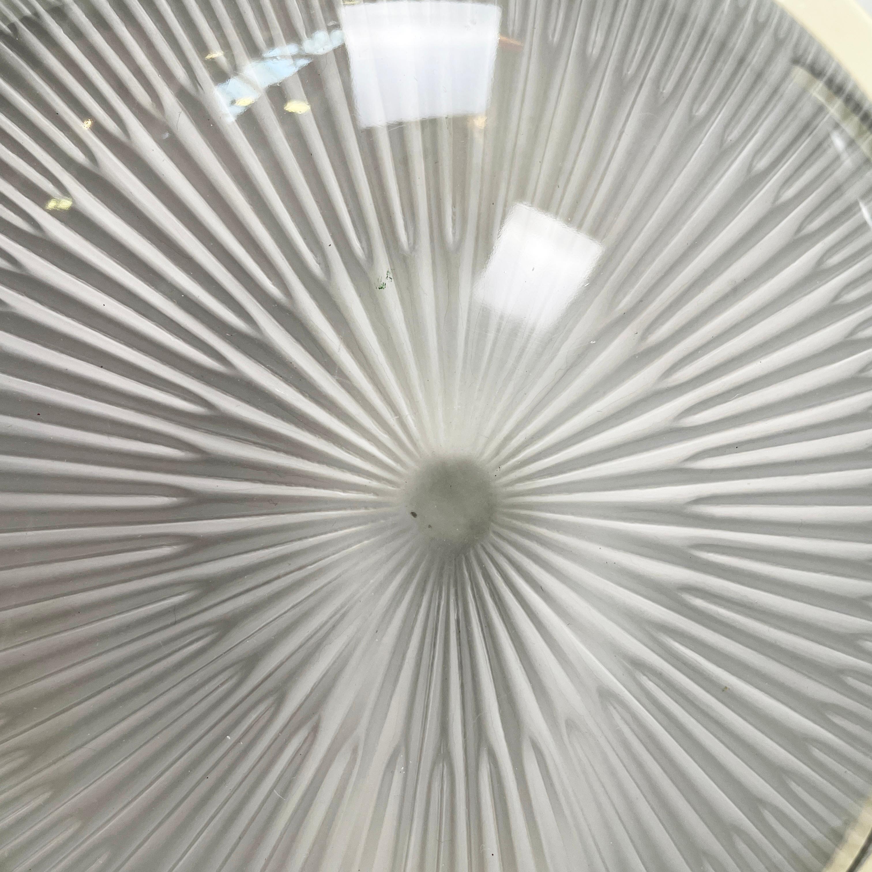 Lampade da parete rotonde dell'era spaziale italiana con  vetro stampato e plastica, anni '70 in vendita 2