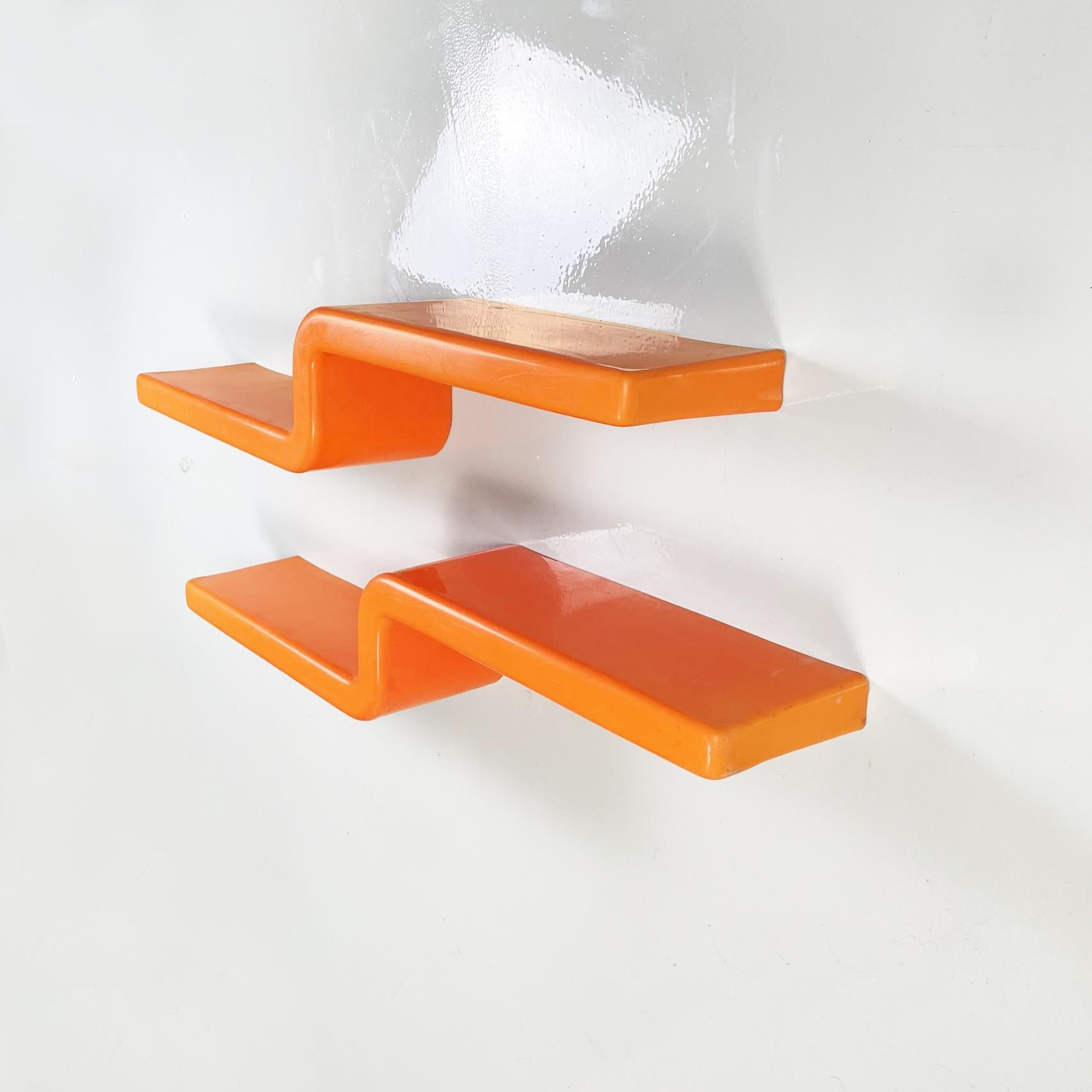 Italian space age S-shaped shelves in bright orange plastic, 1970s
Fantastic pair of S-shaped shelves with rounded profile and corners, in bright orange plastic. In space age style.
1970s.
Good conditions, they show various signs of use.
The