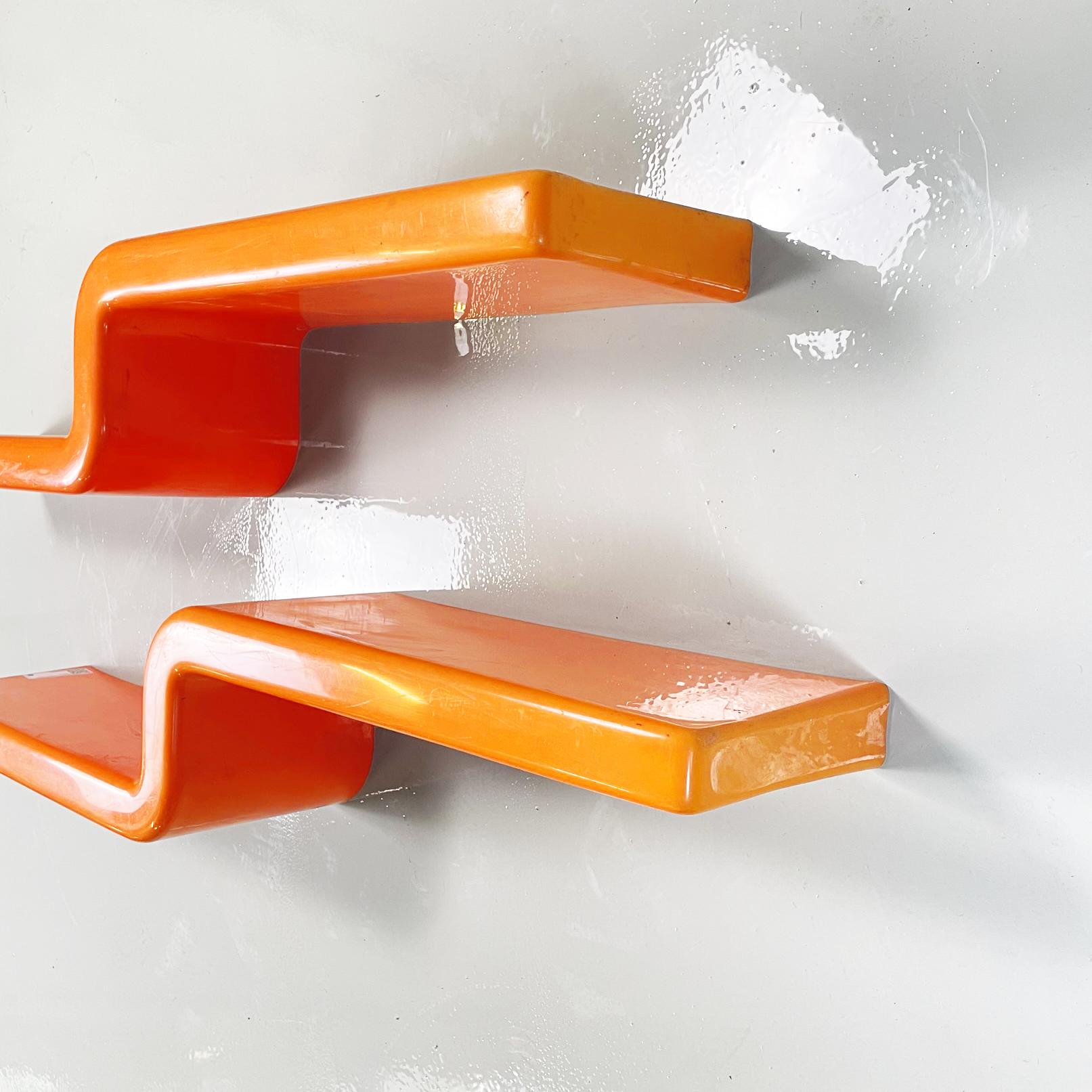 Italian Space Age S-Shaped Shelves in Bright Orange Plastic, 1970s In Good Condition In MIlano, IT