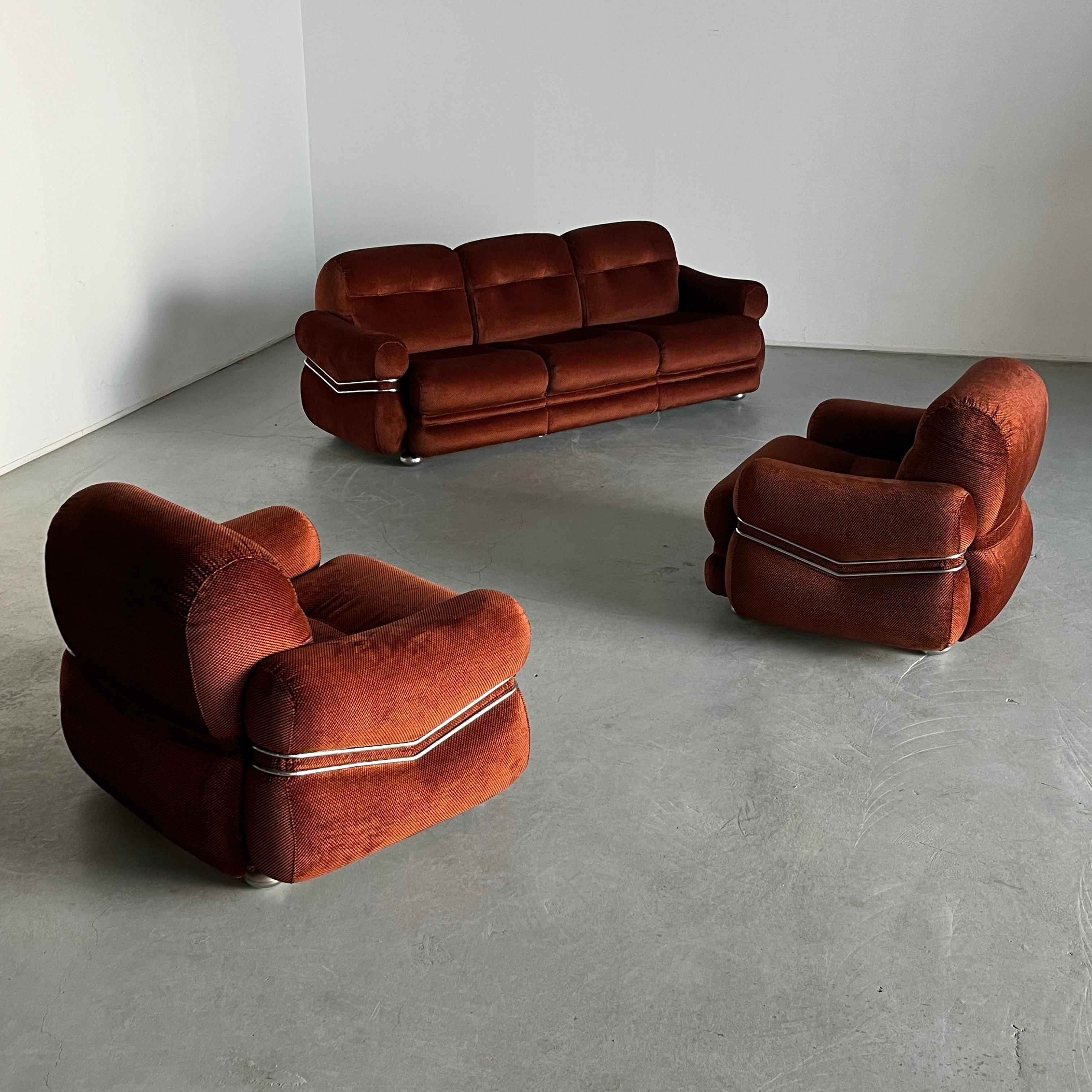 Precioso juego de asientos italiano de la Era Espacial, en tapicería de terciopelo a cuadros, compuesto por dos sillones y un sofá de tres plazas.

Fabricado en Italia en la década de 1970.

En excelente estado vintage, con los mínimos signos de