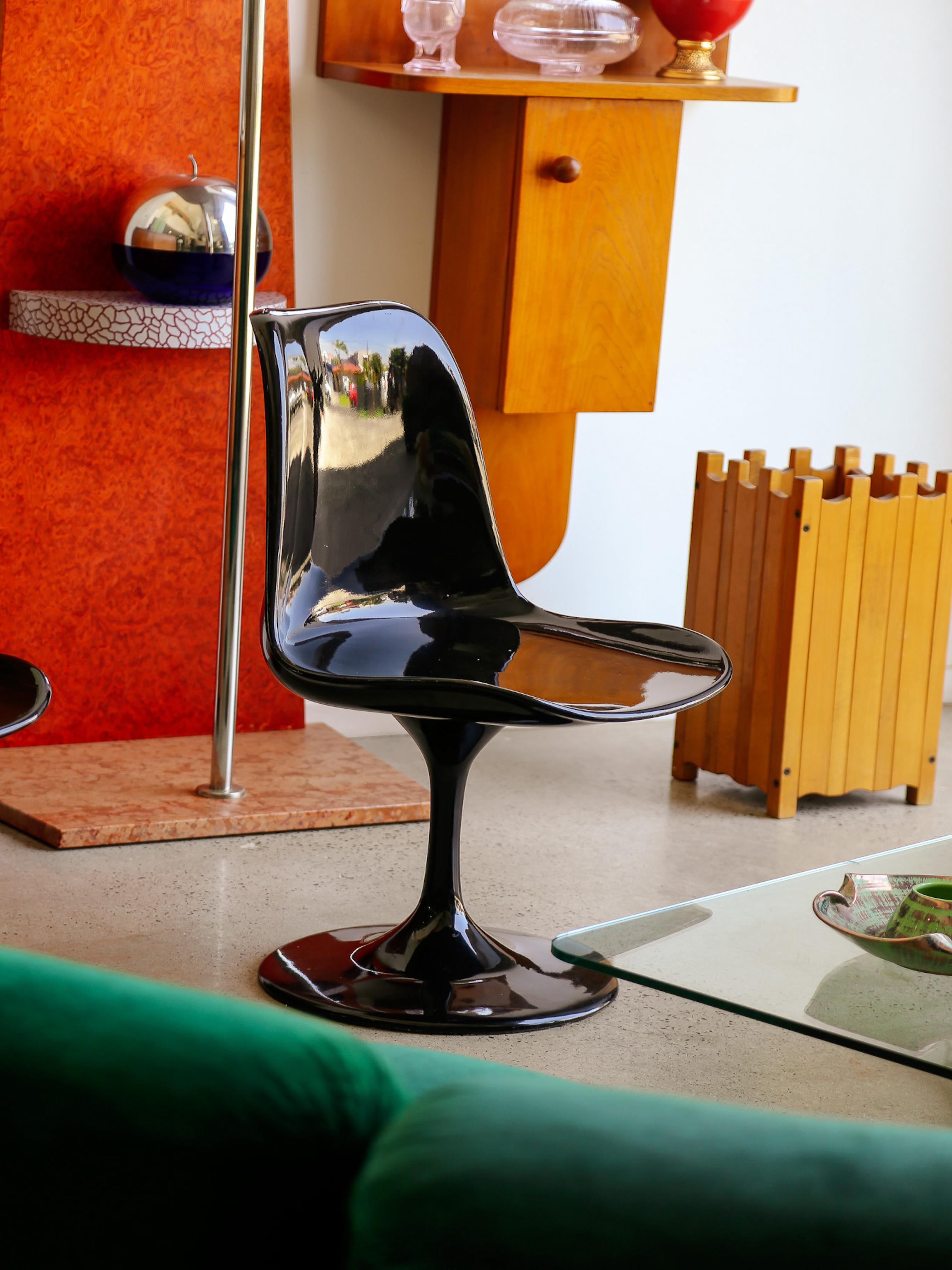 Una scultorea sedia girevole italiana degli anni '70, realizzata interamente in fibra di vetro. Definito dalla sua silhouette fluida e dal suo carattere futuristico, questo pezzo cattura l'ottimismo e la sperimentazione del design italiano del