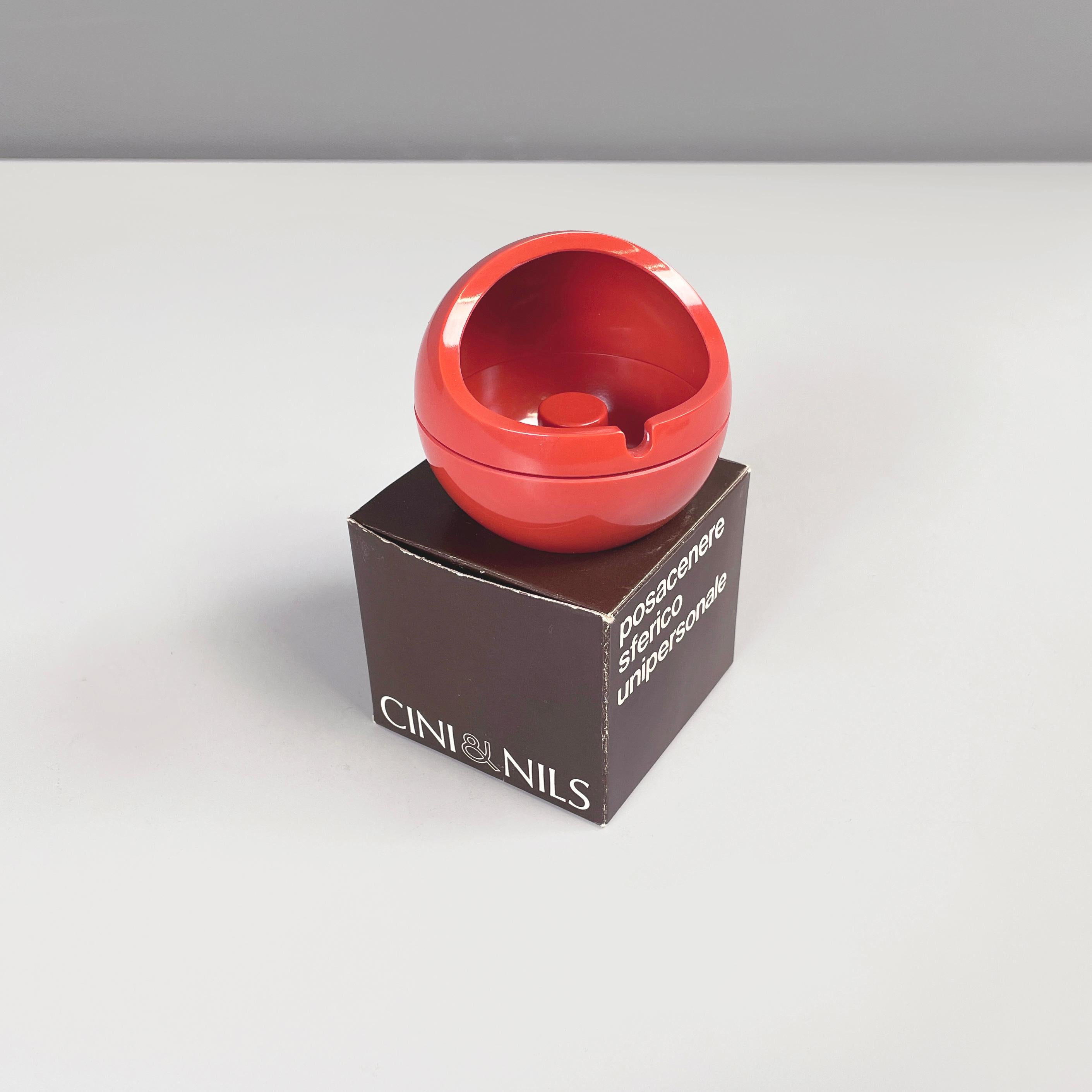 Italian space age Single-person nautical safety ashtray by Opi Studio for Cini & Nils, 1970s
Single-person nautical safety ashtray in red plastic. The structure has a cylinder in the center, useful for extinguishing cigarettes, and a round recess on