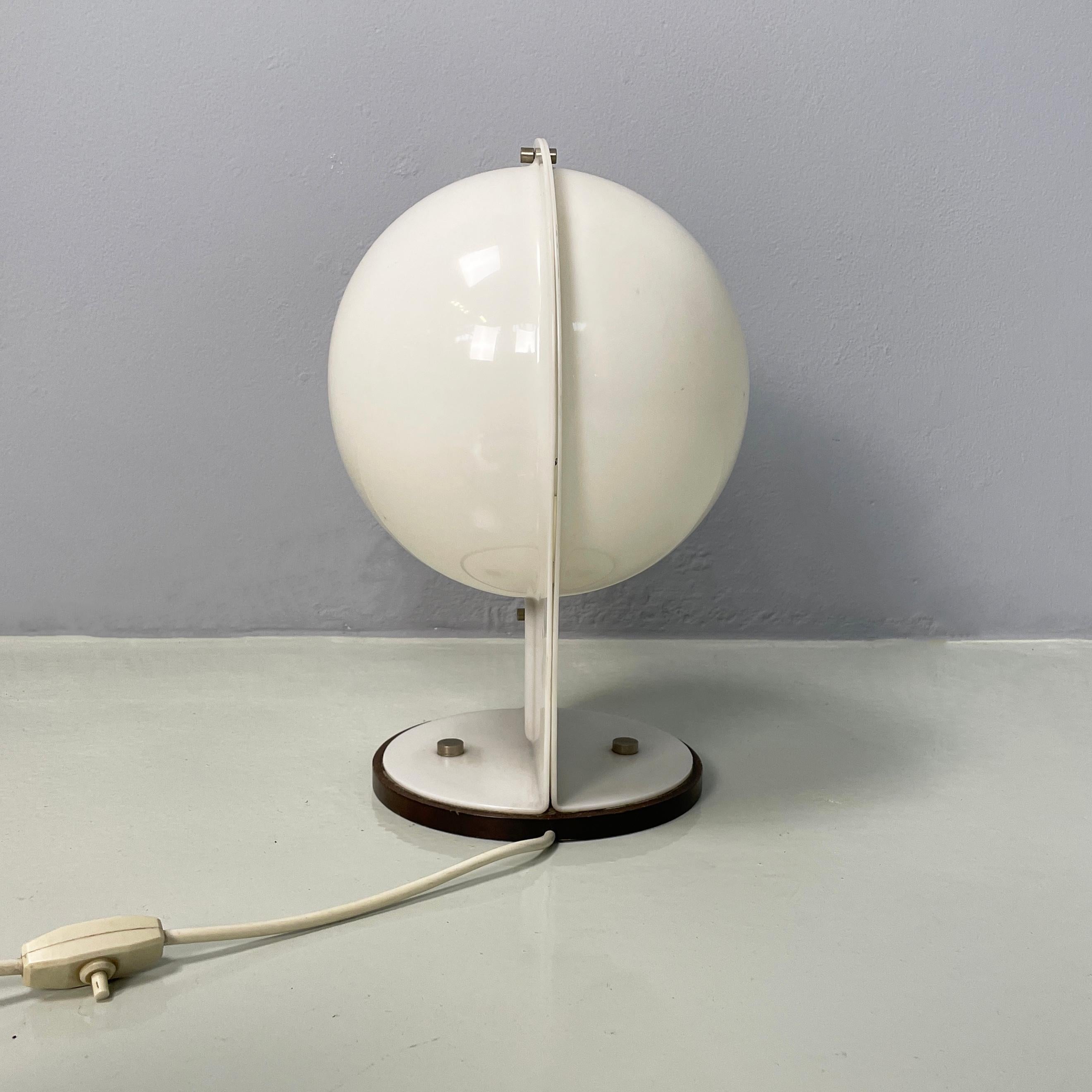 Space Age Italian space age Spherical table lamp in white plastic, 1970s For Sale