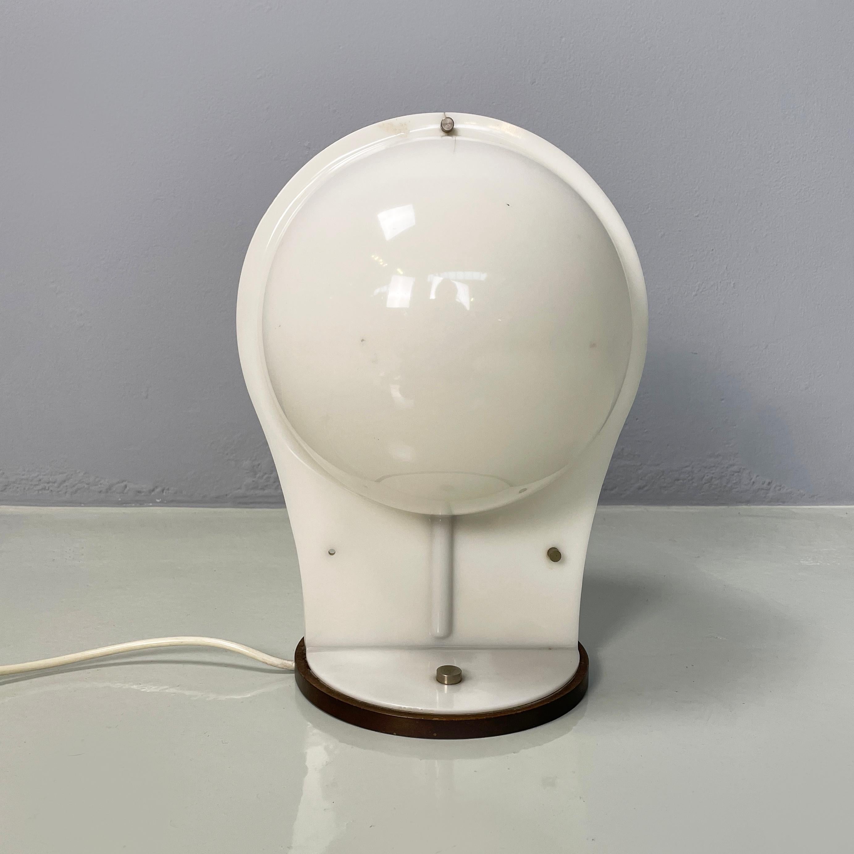 Italian space age Spherical table lamp in white plastic, 1970s In Fair Condition For Sale In MIlano, IT