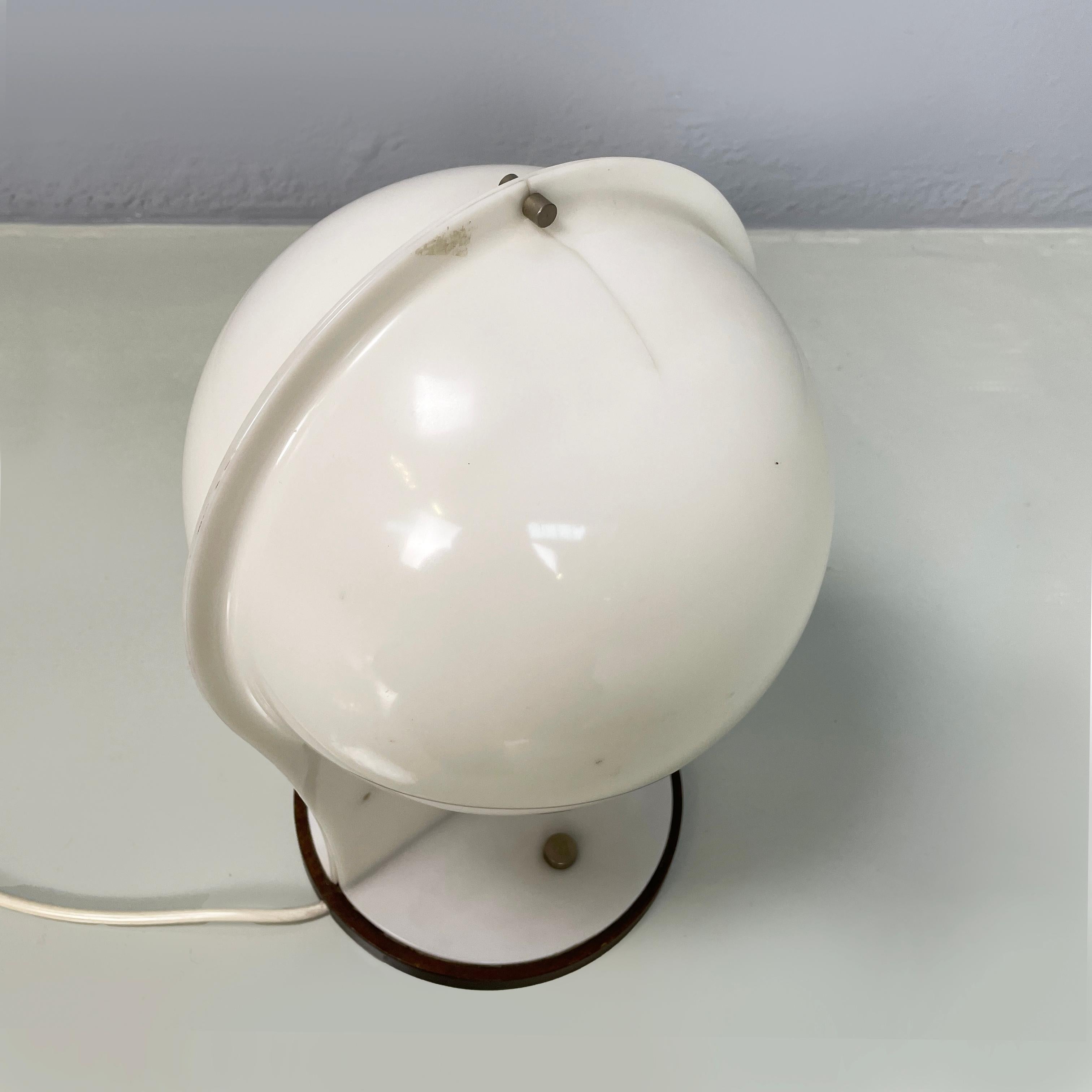 Late 20th Century Italian space age Spherical table lamp in white plastic, 1970s For Sale