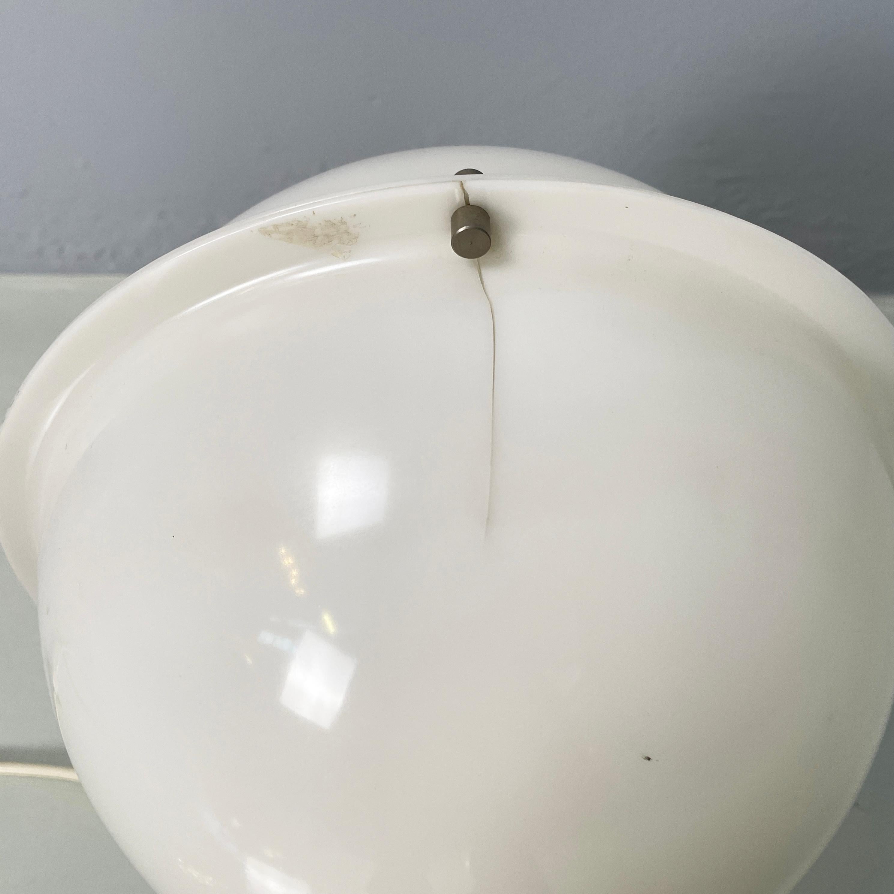 Italian space age Spherical table lamp in white plastic, 1970s For Sale 1