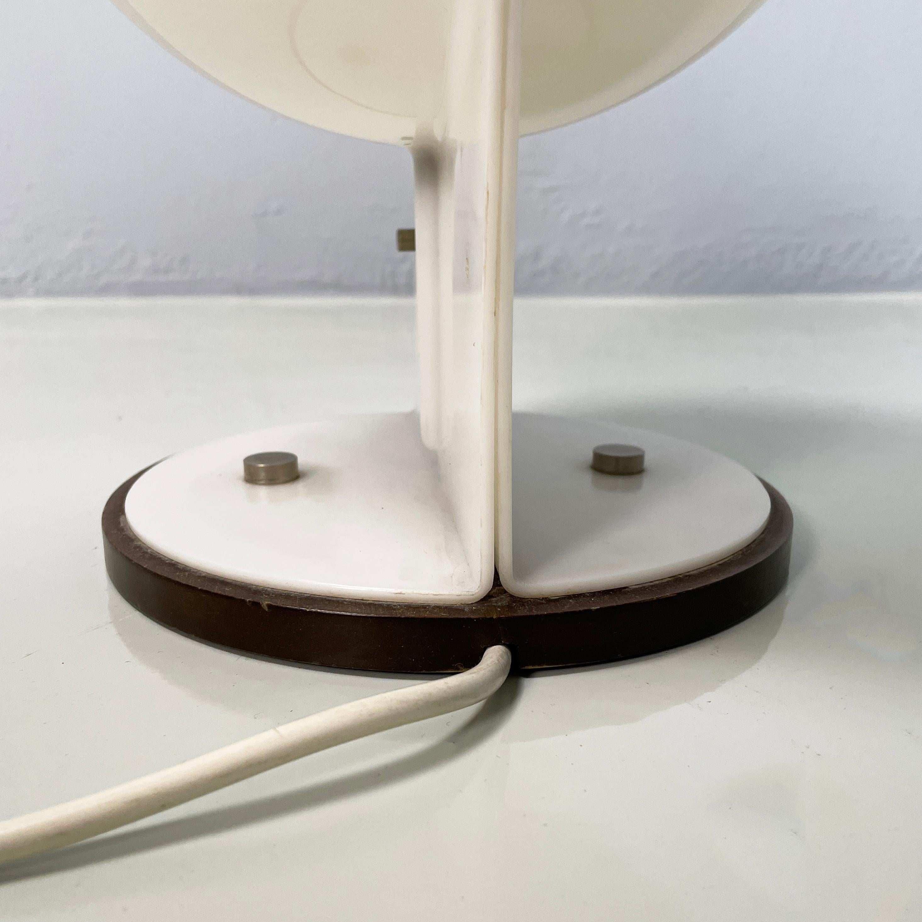 Lampe de table sphérique de l'ère spatiale italienne en plastique blanc, 1970 en vente 1