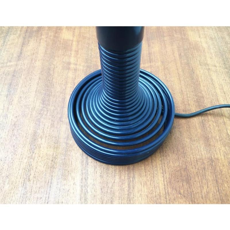 Postmoderne Lampe de bureau italienne en spirale de l'ère spatiale par Angelo Mangiarotti pour bougie en vente