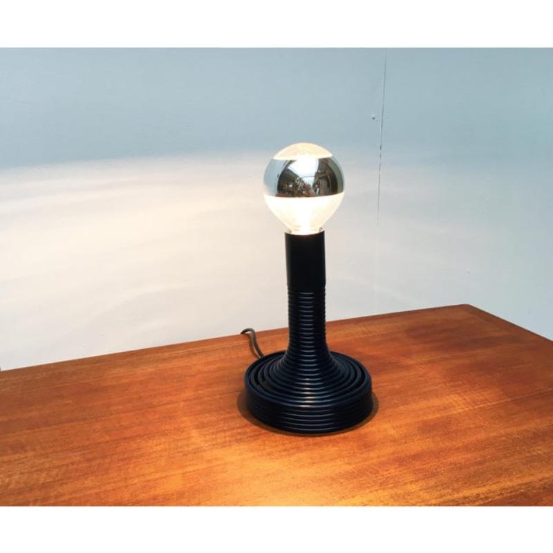 Métal Lampe de bureau italienne en spirale de l'ère spatiale par Angelo Mangiarotti pour bougie en vente