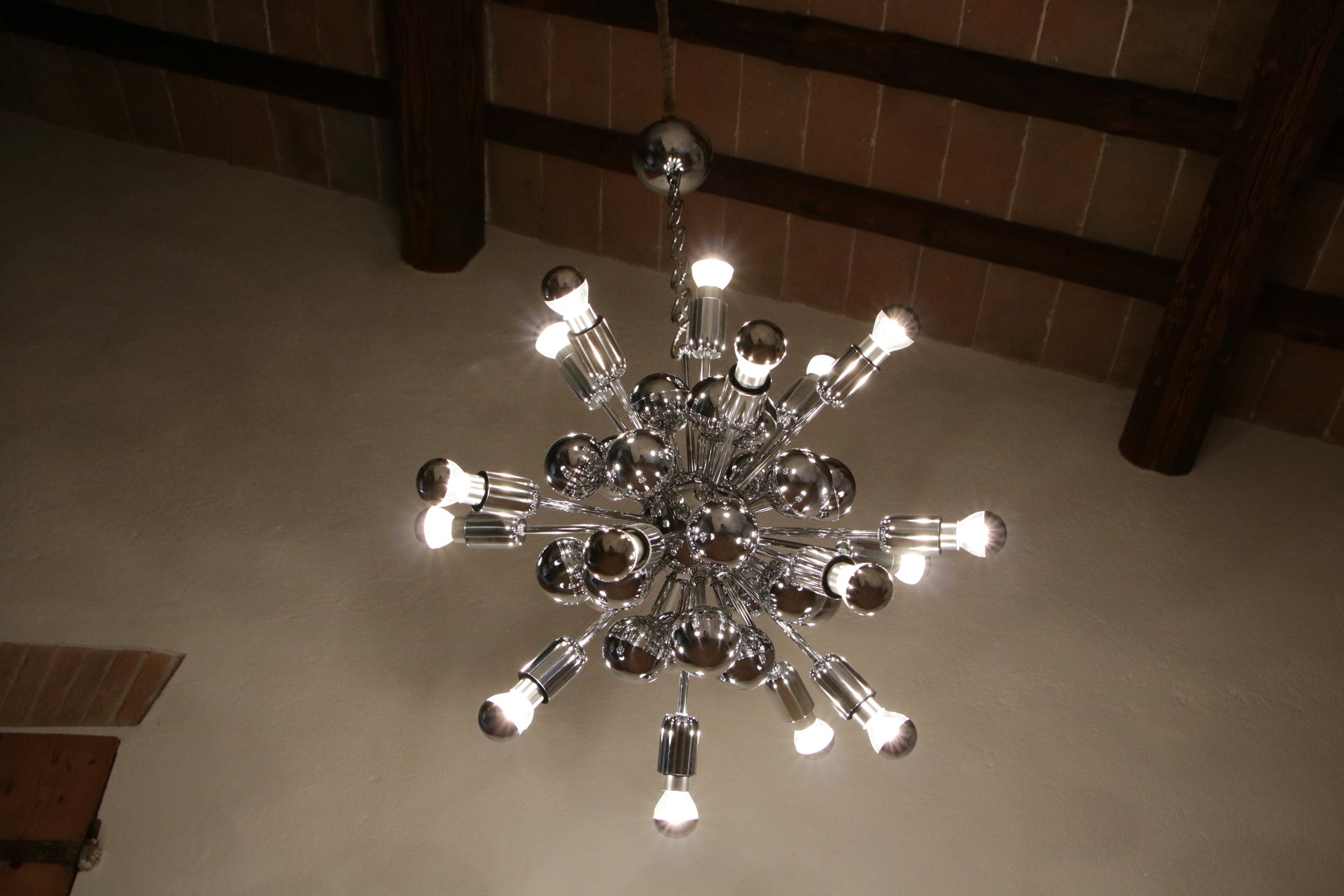 Un magnifico lampadario italiano della metà del secolo scorso, in particolare dell'era spaziale, progettato da Goffredo Reggiani negli anni '60 e '70. In ottone e acciaio con 20 luci nel formato E27. Il design della Space Age è evidente in questo