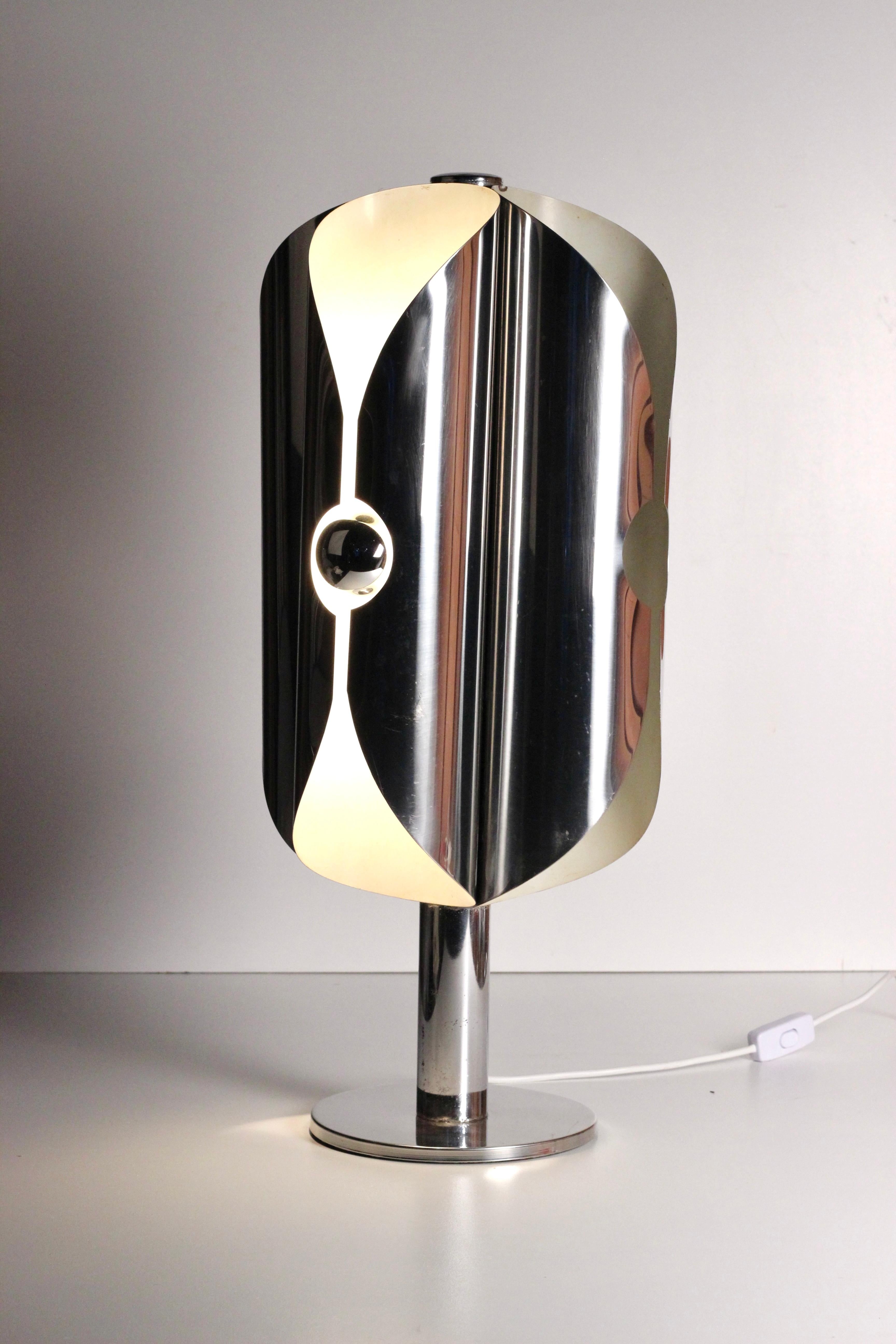 Italienische Space-Age-Tischlampe aus Edelstahl - Goffredo Reggiani zugeschrieben, 1970er Jahre

Eine auffällige und selten zu sehende italienische Tisch- oder Schreibtischlampe, die Goffredo Reggiani zugeschrieben wird und aus der Space Age-Ära der