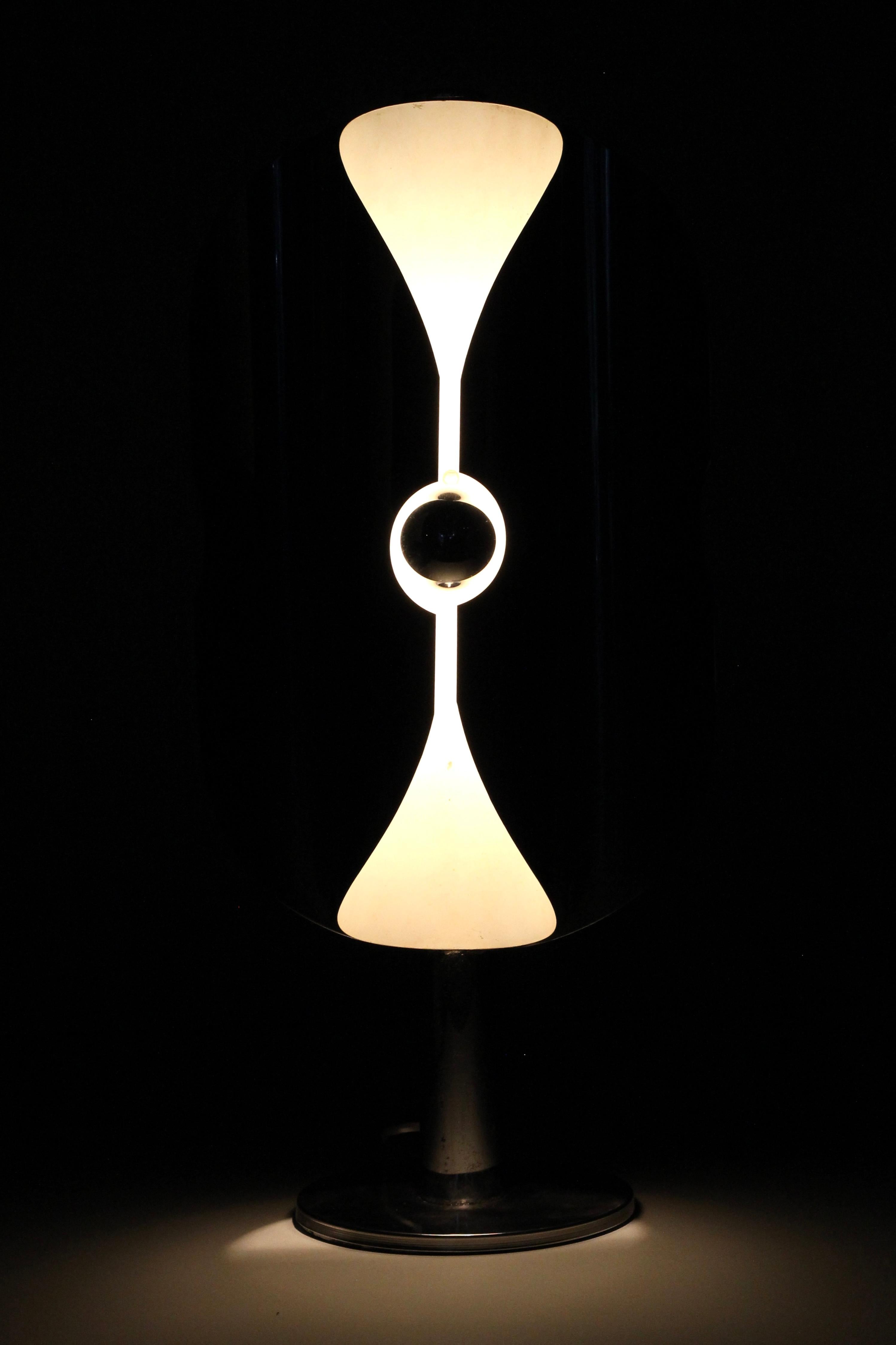 Italienische Steel Age Tischlampe aus Edelstahl - Goffredo Reggiani zugeschrieben im Zustand „Gut“ im Angebot in London, GB