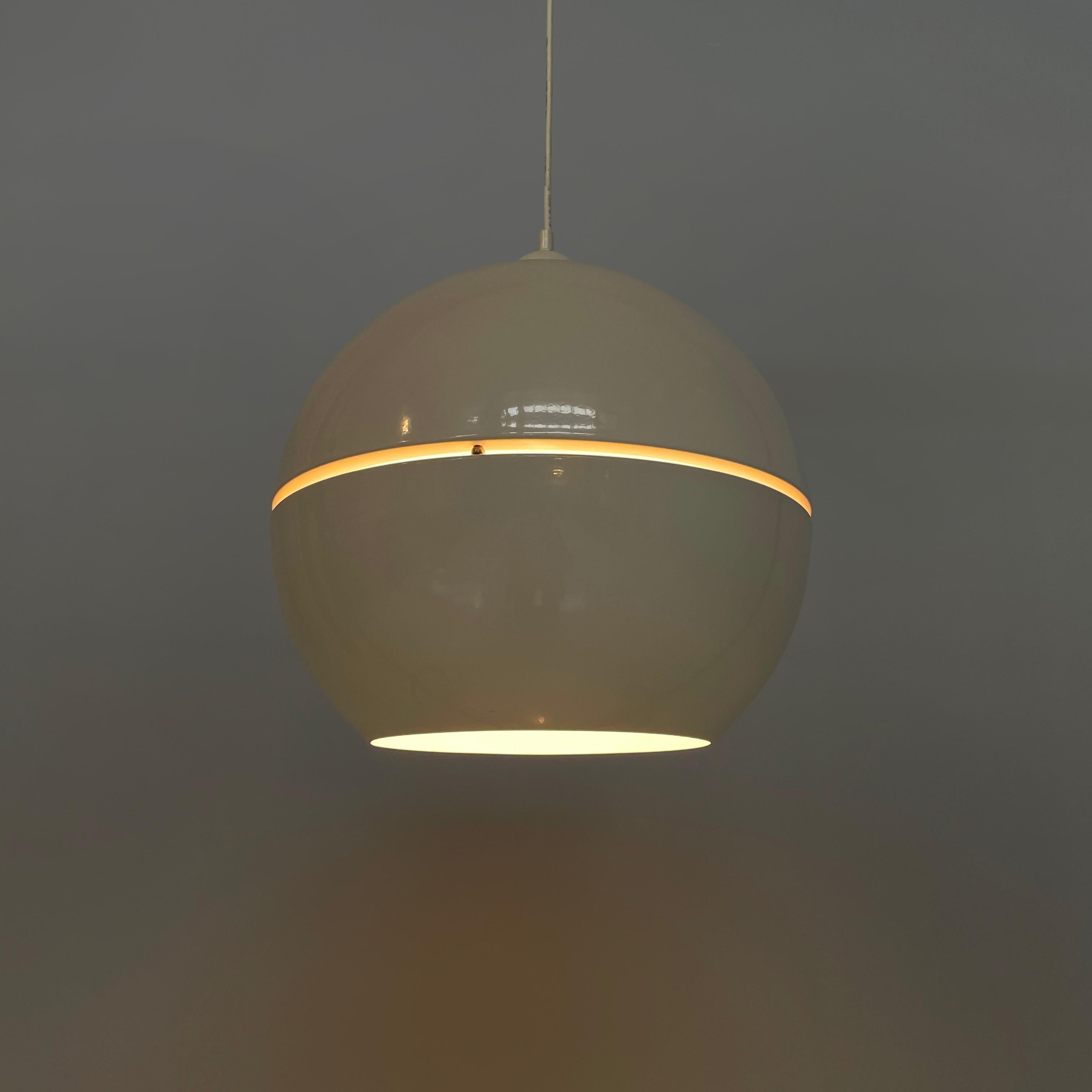Lustre italien de style ère spatiale en métal blanc, années 2000
Lustre avec diffuseur sphérique en métal peint en blanc. Au centre du diffuseur se trouve une découpe décorative dans laquelle sont placées de petites sphères métalliques. Fixation au