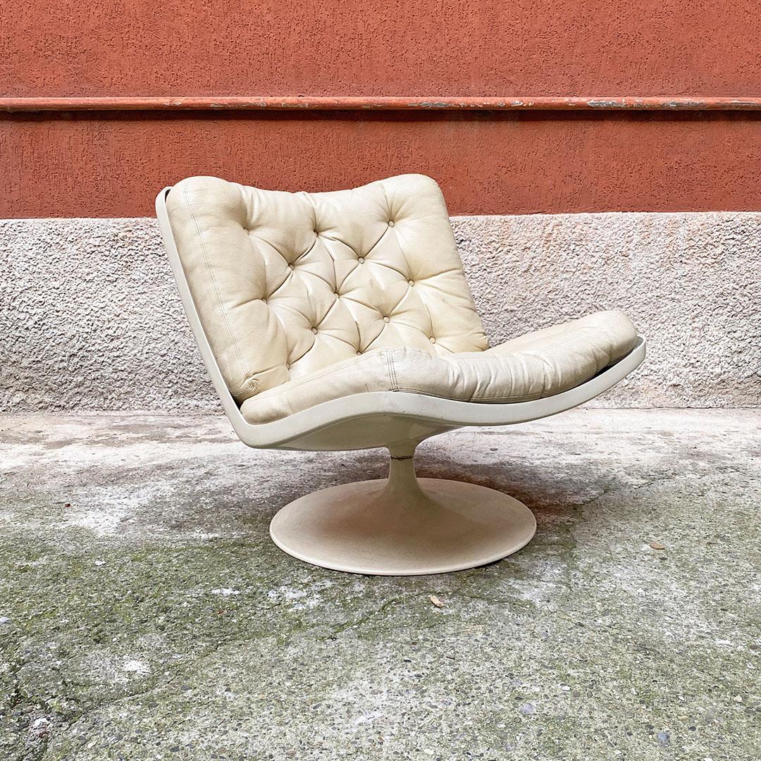 Late 20th Century Italian Space Age Swivel White Abs Tulip-Base Armchair by Play Ivm, 1970s